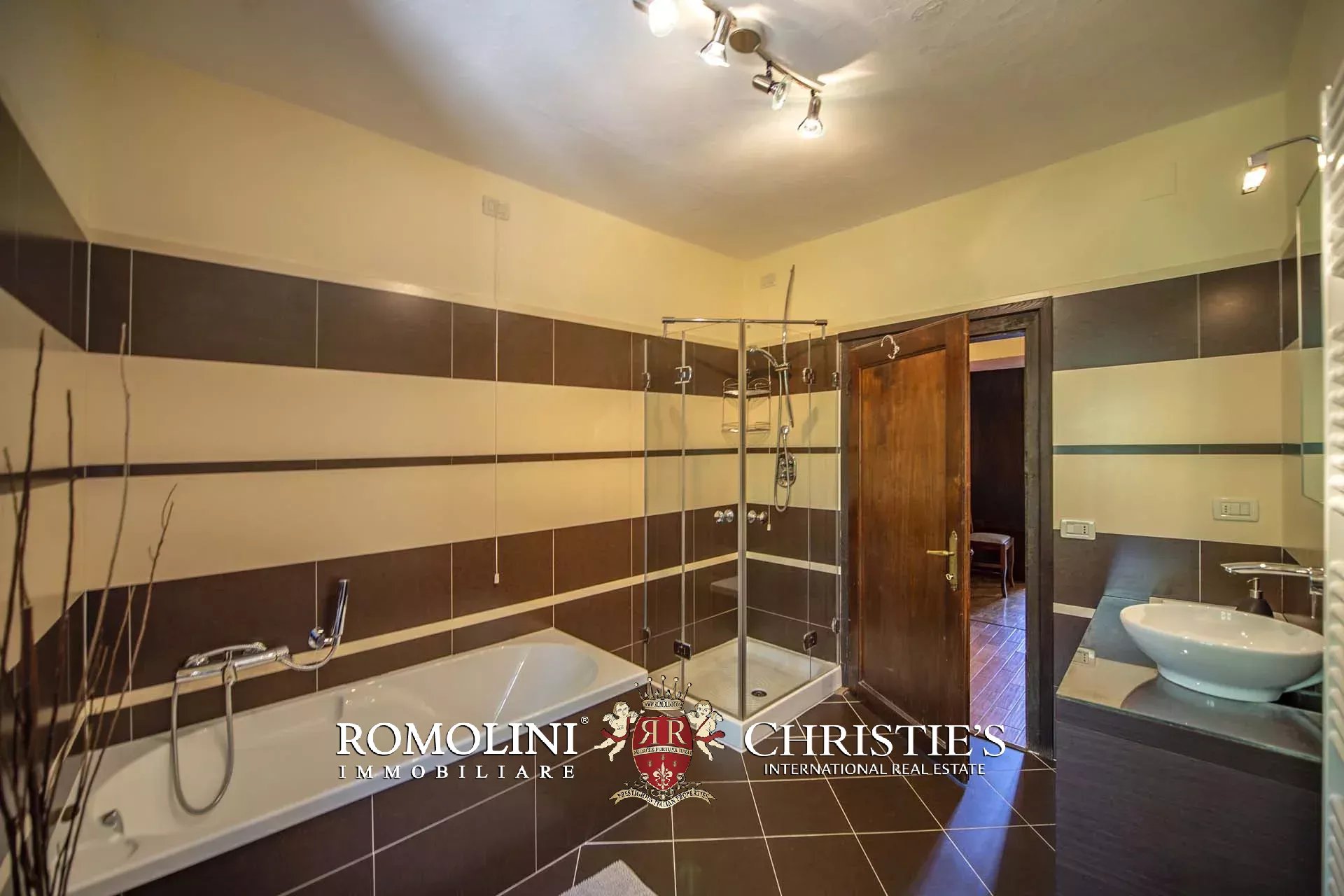 MANOR HOUSE FOR SALE IN CAPRESE MICHELANGELO, TUSCANY