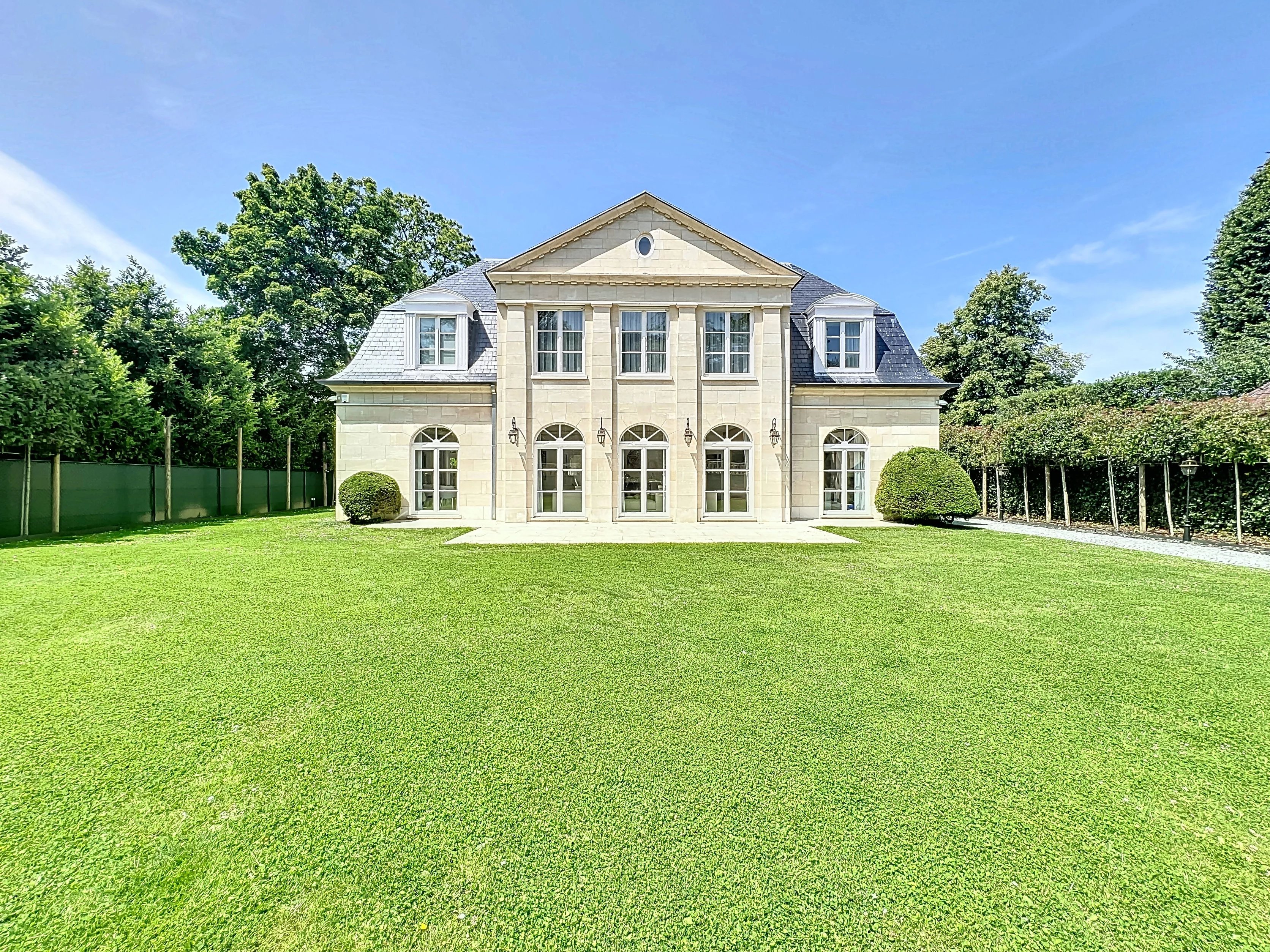 Prachtig huis in zijn groene omhulsel