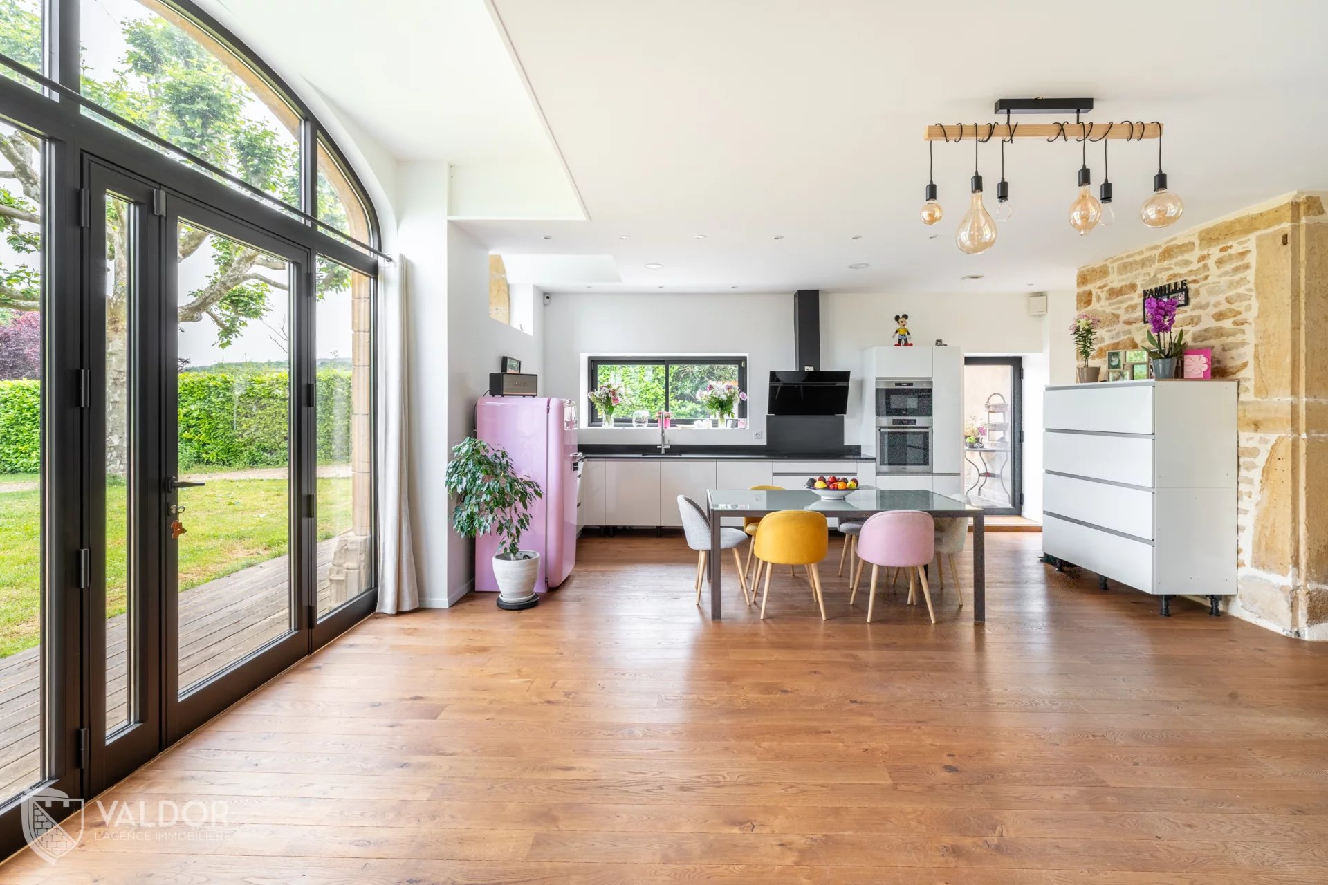 Maison d'environ 255 m² dans un petit hameau de Châtillon 69380
