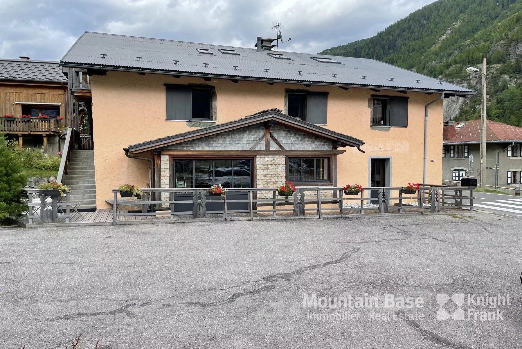 Photo of A large farmhouse in the center of Vallorcine