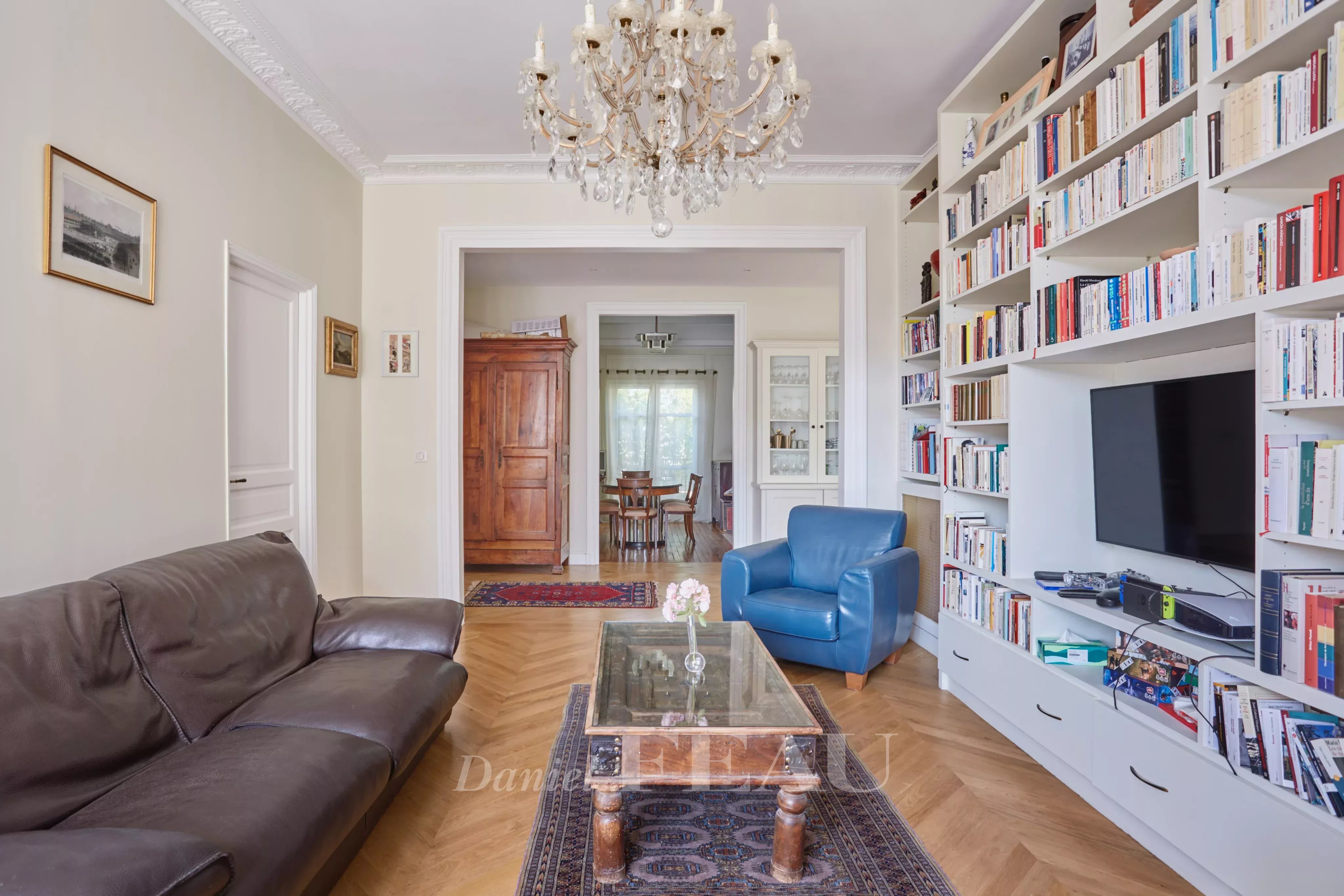 Salon salle à manger traversant et donnant sur balcon végétalisé