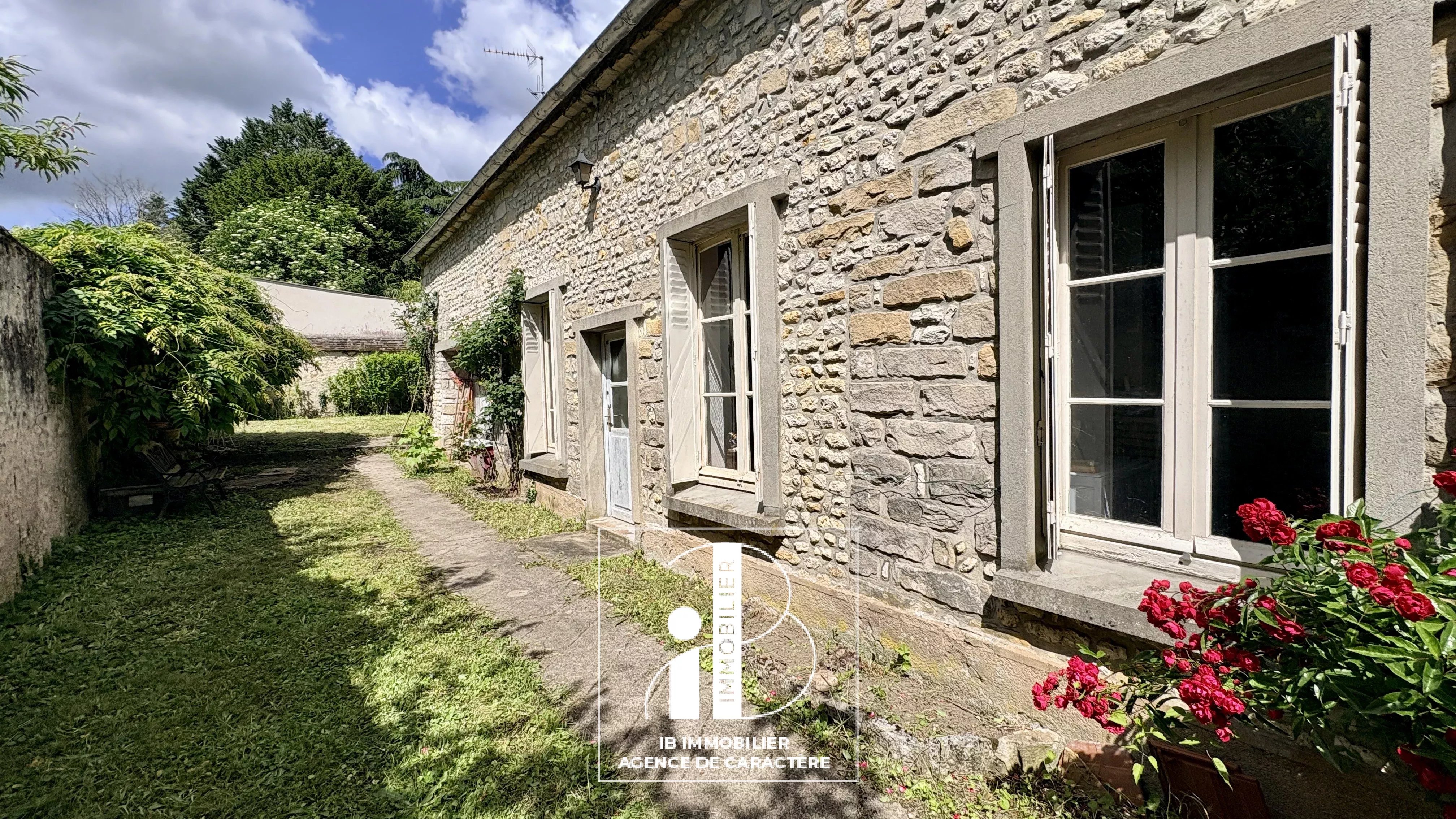 MONTIGNY SUR LOING - PROCHE FONTAINEBLEAU - centre village - Longère de 121 m² sur un terrain de 294 m²