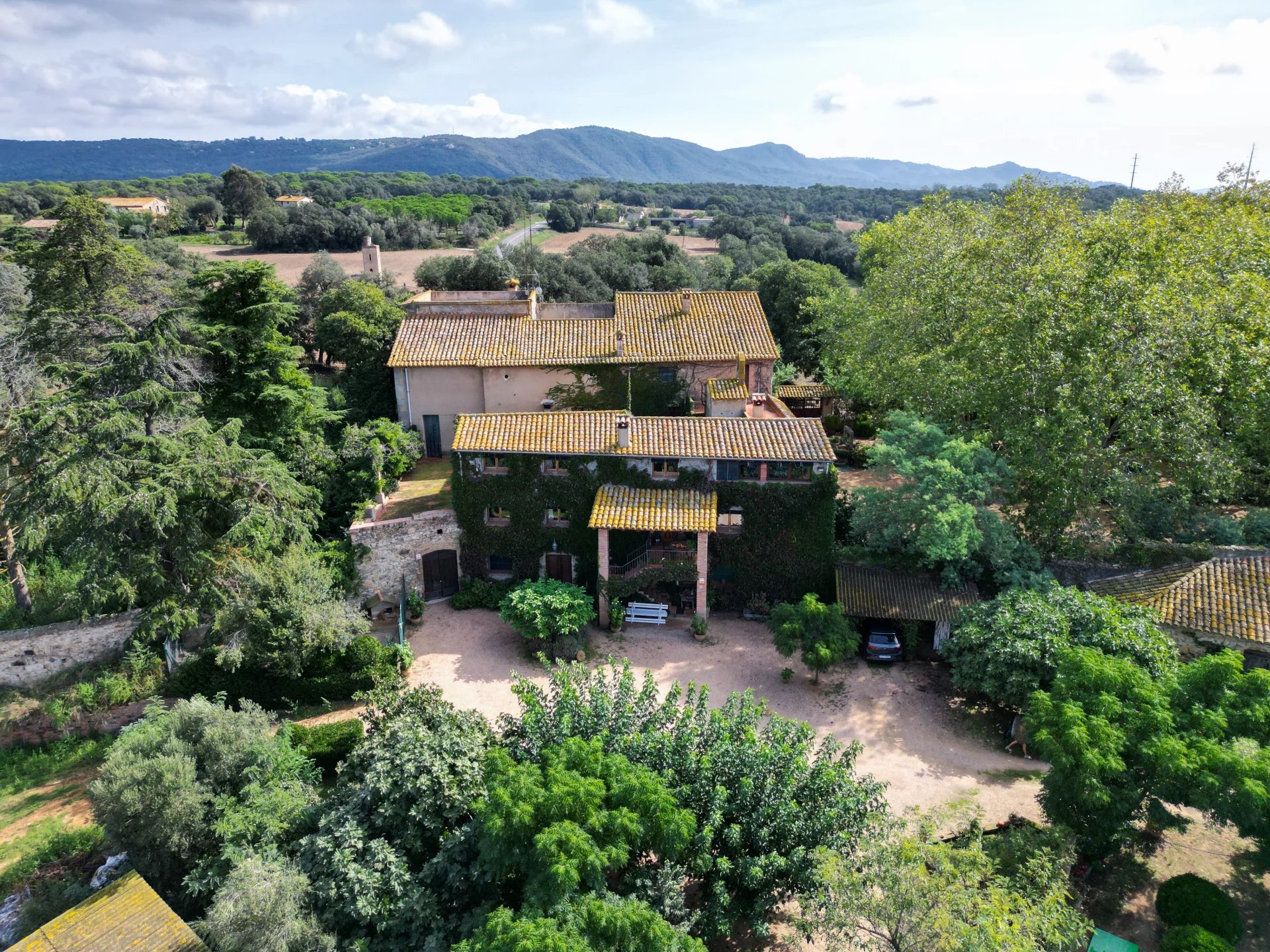 Élégante masia du XIIe siècle avec 75 hectares, à quelques kilomètres des plages de la Costa Brava.