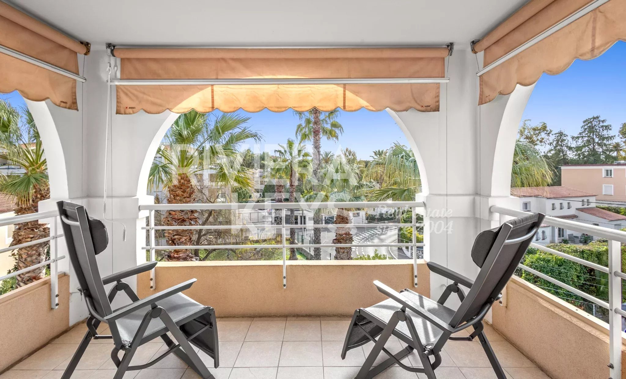 ANTIBES - La Tramontane: 3-Zimmerwohnung im obersten Stockwerk, Einkaufsmöglichkeiten und Strand zu Fuß erreichbar