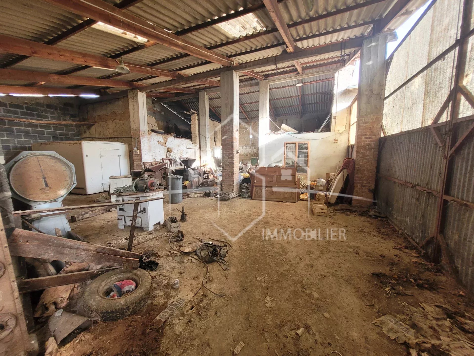 ANNEYRON, maison 2 pièces à rénover avec dépendances