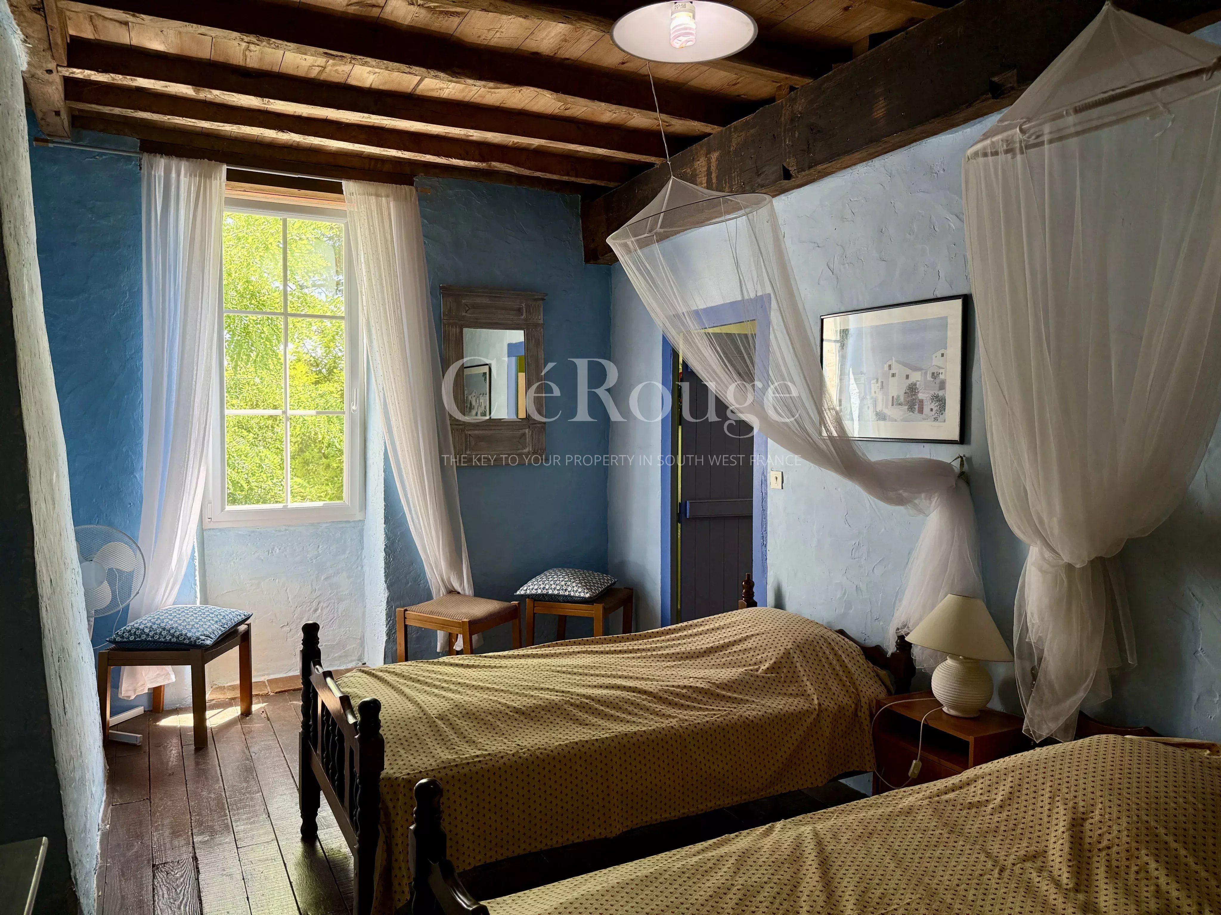 Beautiful property consisting of three houses, barns and swimming pool, just 50 minutes from Bordeaux