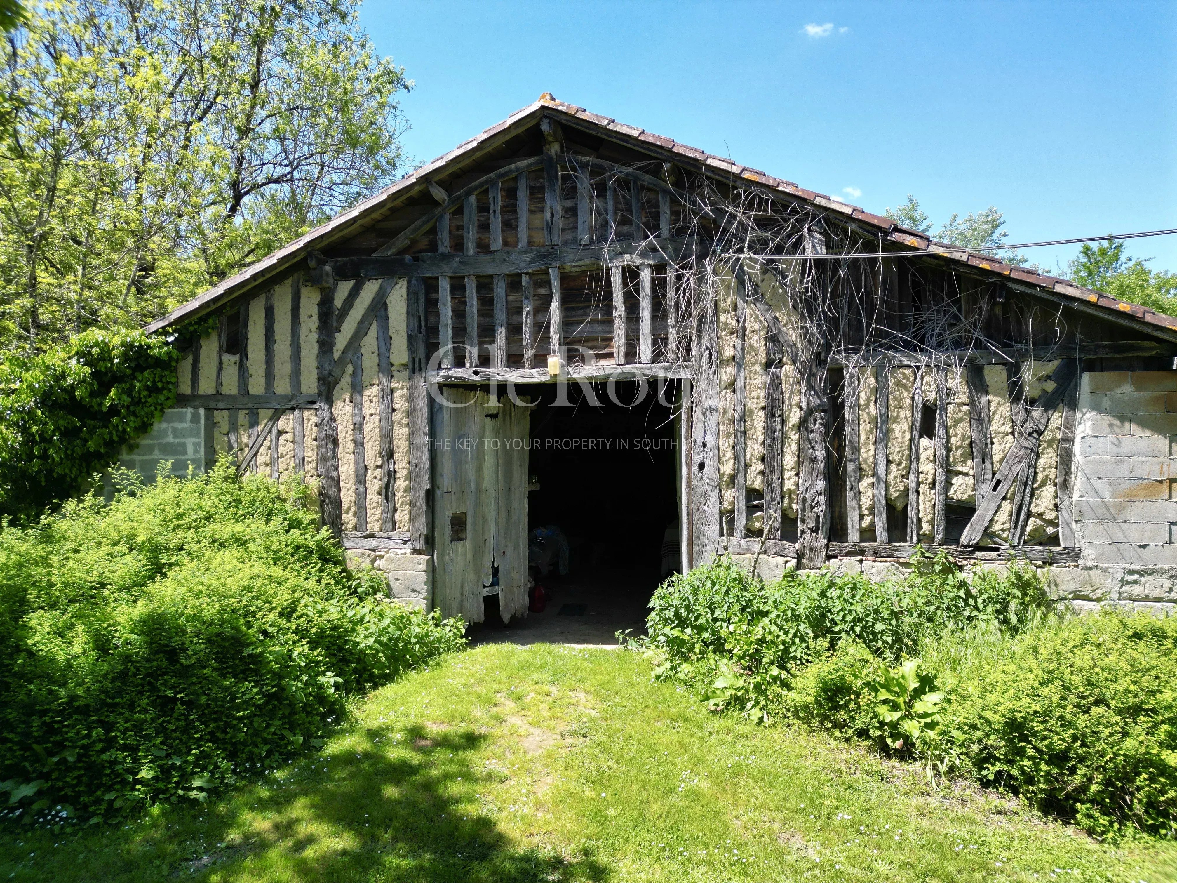 5 minutes from Lauzun - Stone house with barns, pond and park
