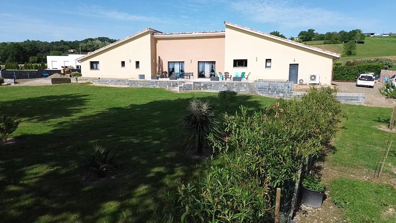 Maison contemporaine de plain-pied de 155m2 habitables avec dépendances sur un terrain de 2 839m2 clos