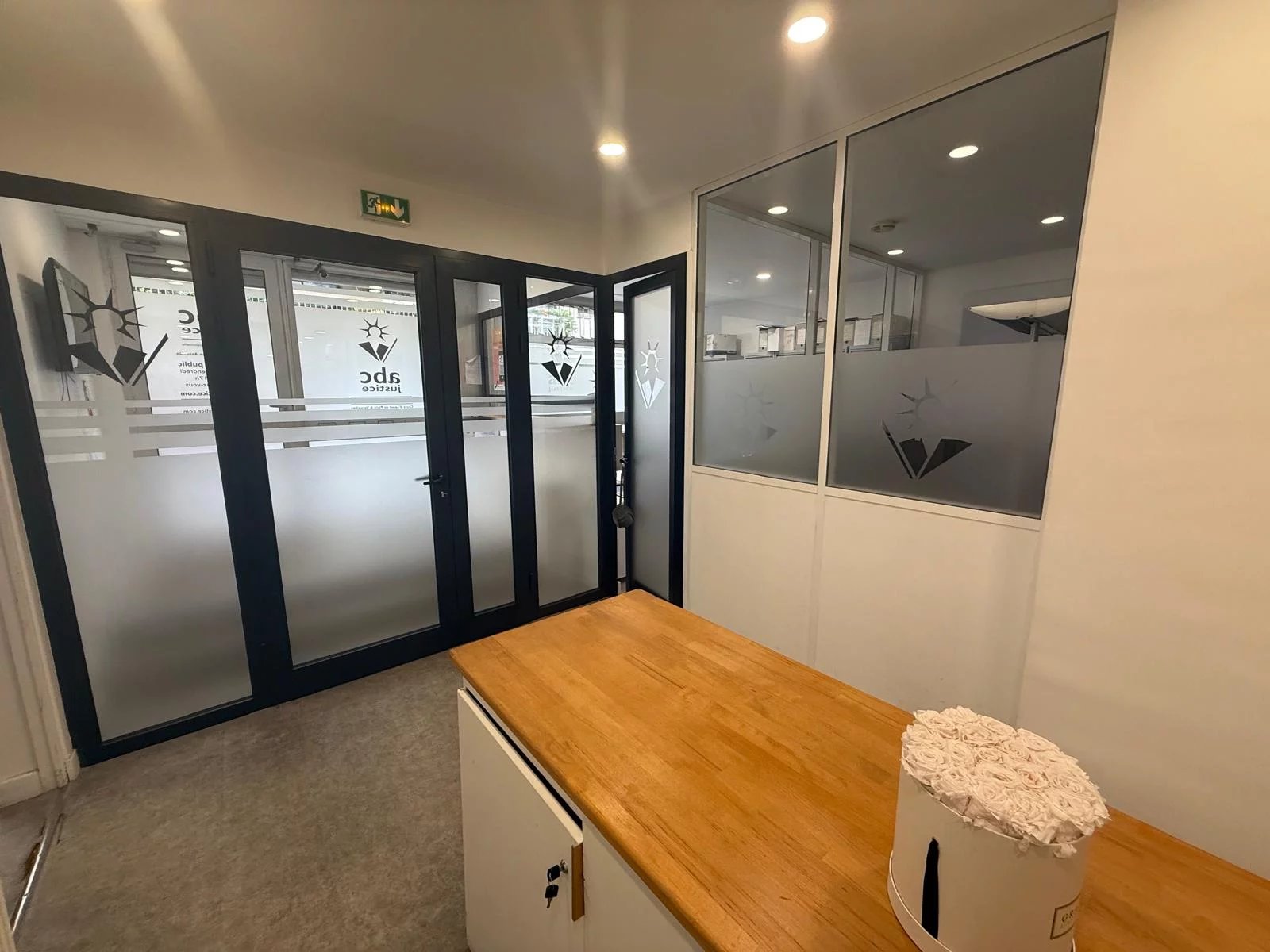 BUREAUX DE 238 M2 - METRO CONVENTION - Image Array