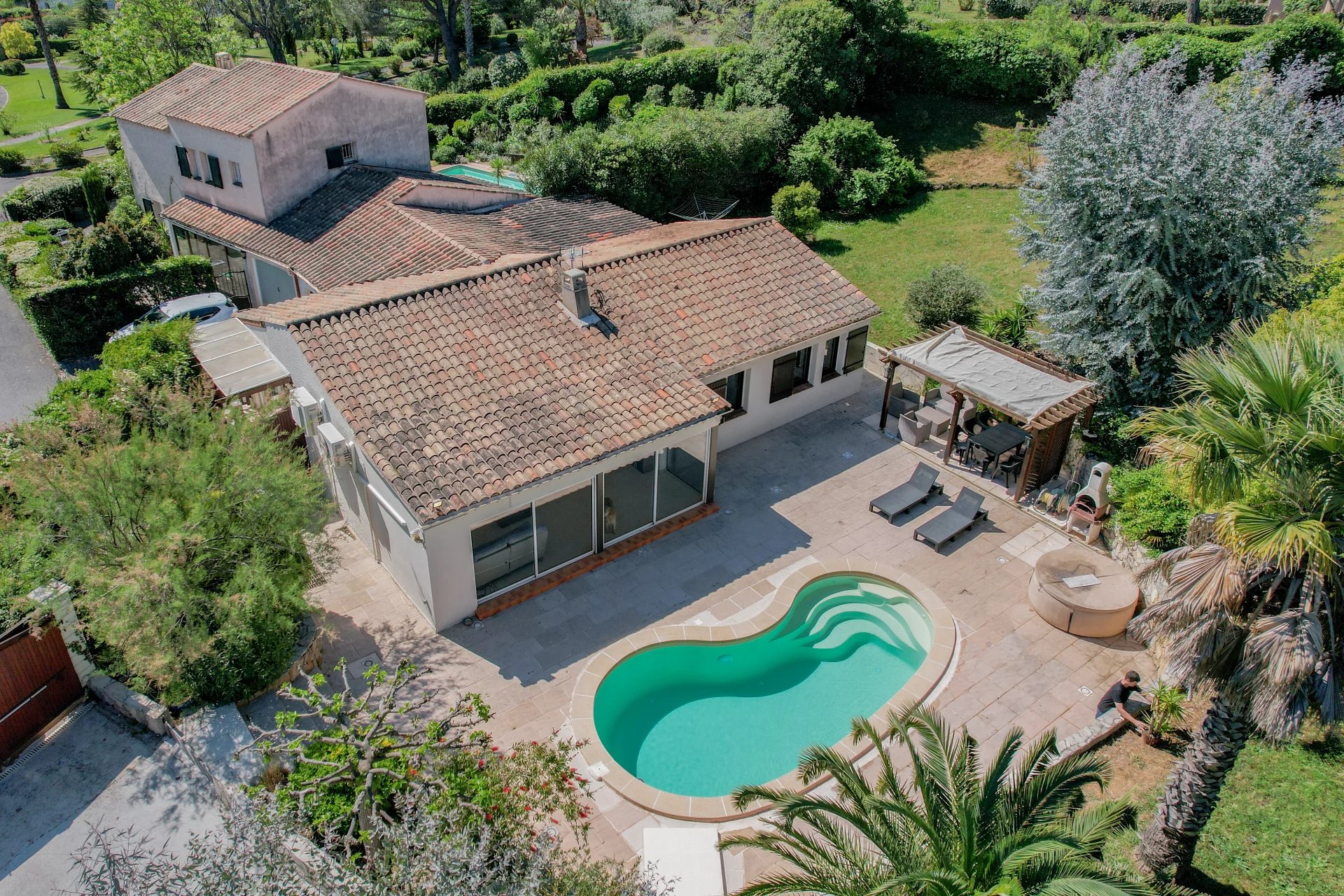MANDELIEU-LA-NAPOULE – VILLA DE PLAIN-PIED EN DOMAINE FERMÉ AVEC PISCINE, GRAND TERRAIN ET FORT POTENTIEL