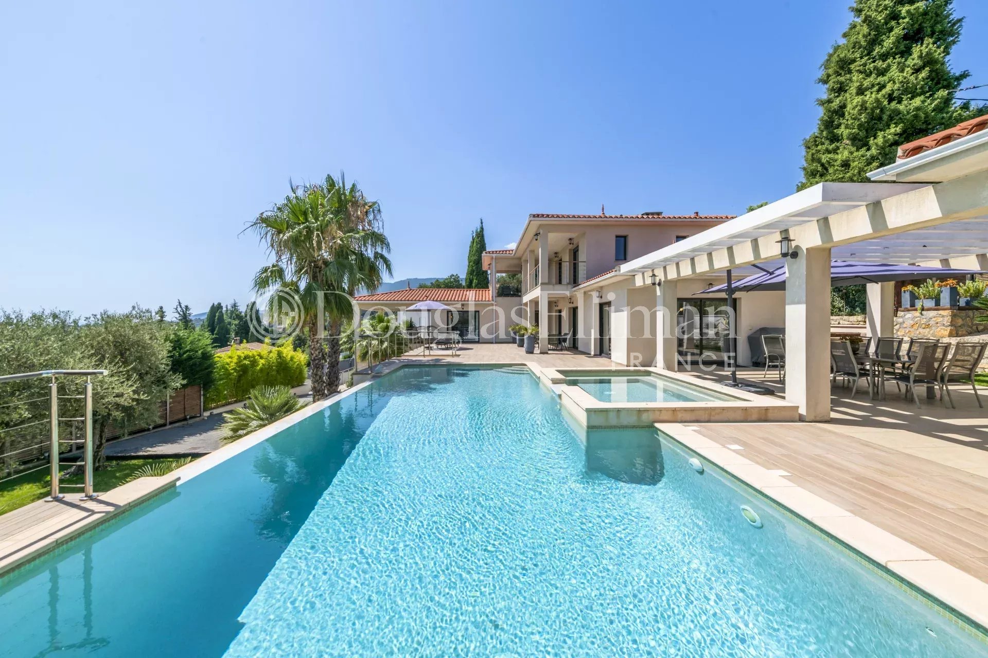 CHATEAUNEUF-DE-GRASSE : A Splendid property with seaviews - Picture n°3