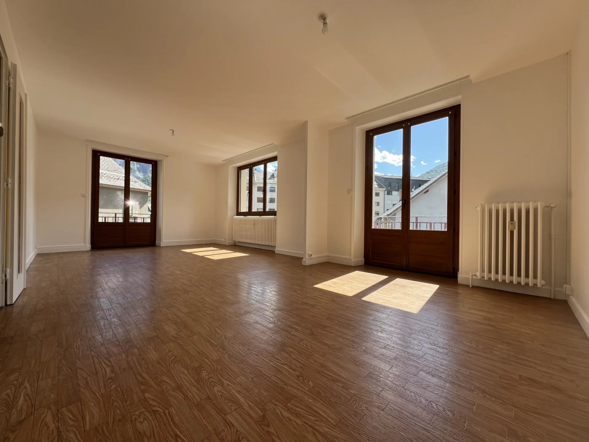 APPARTEMENT F4 AVEC BALCONS - CENTRE VILLE SAINT JEAN DE MAU