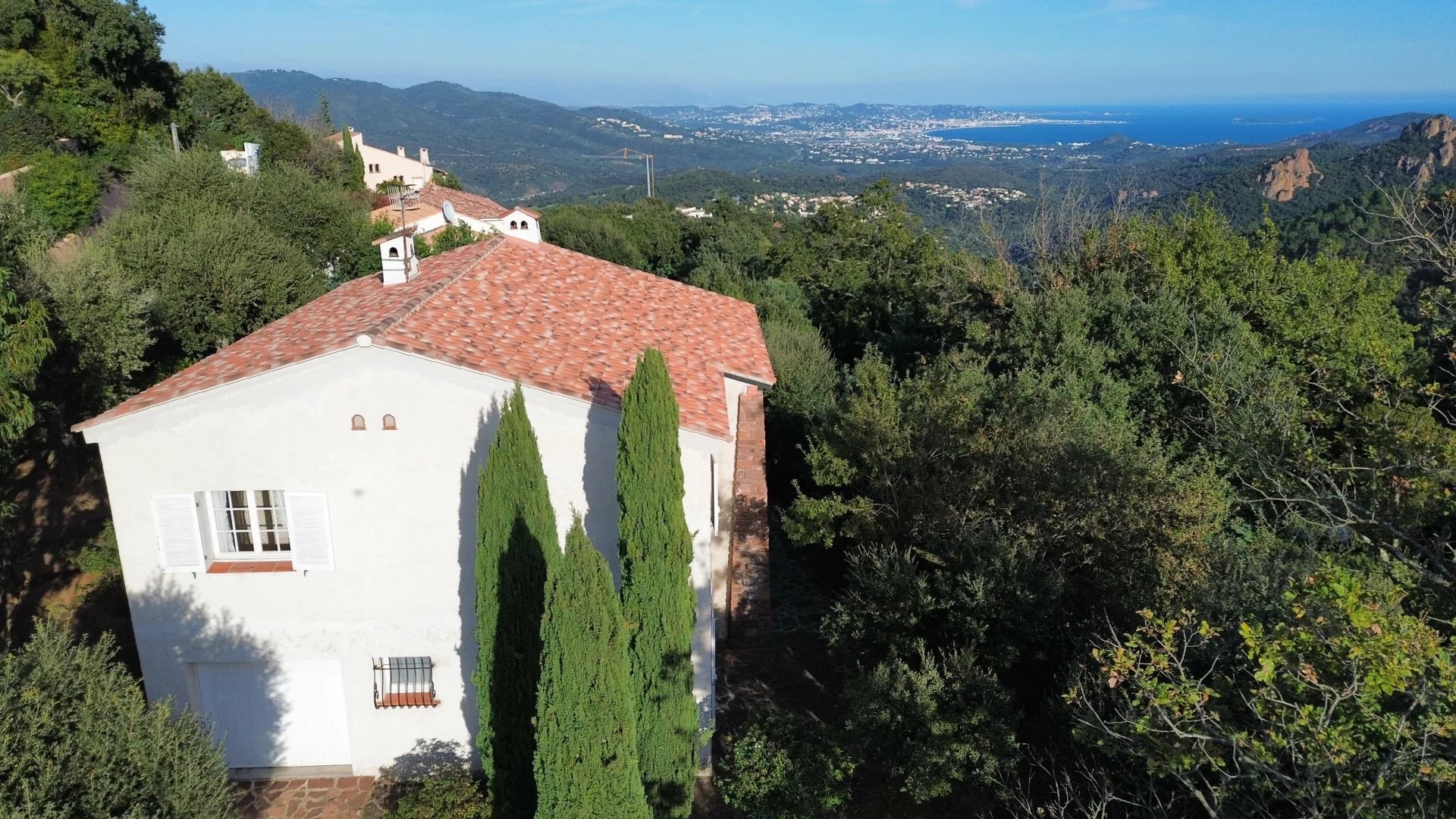 URGENT! À SAISIR! CO-EXCLUSIVITE! VUE DÉGAGÉE JUSQU'A LA MER ET ESTEREL