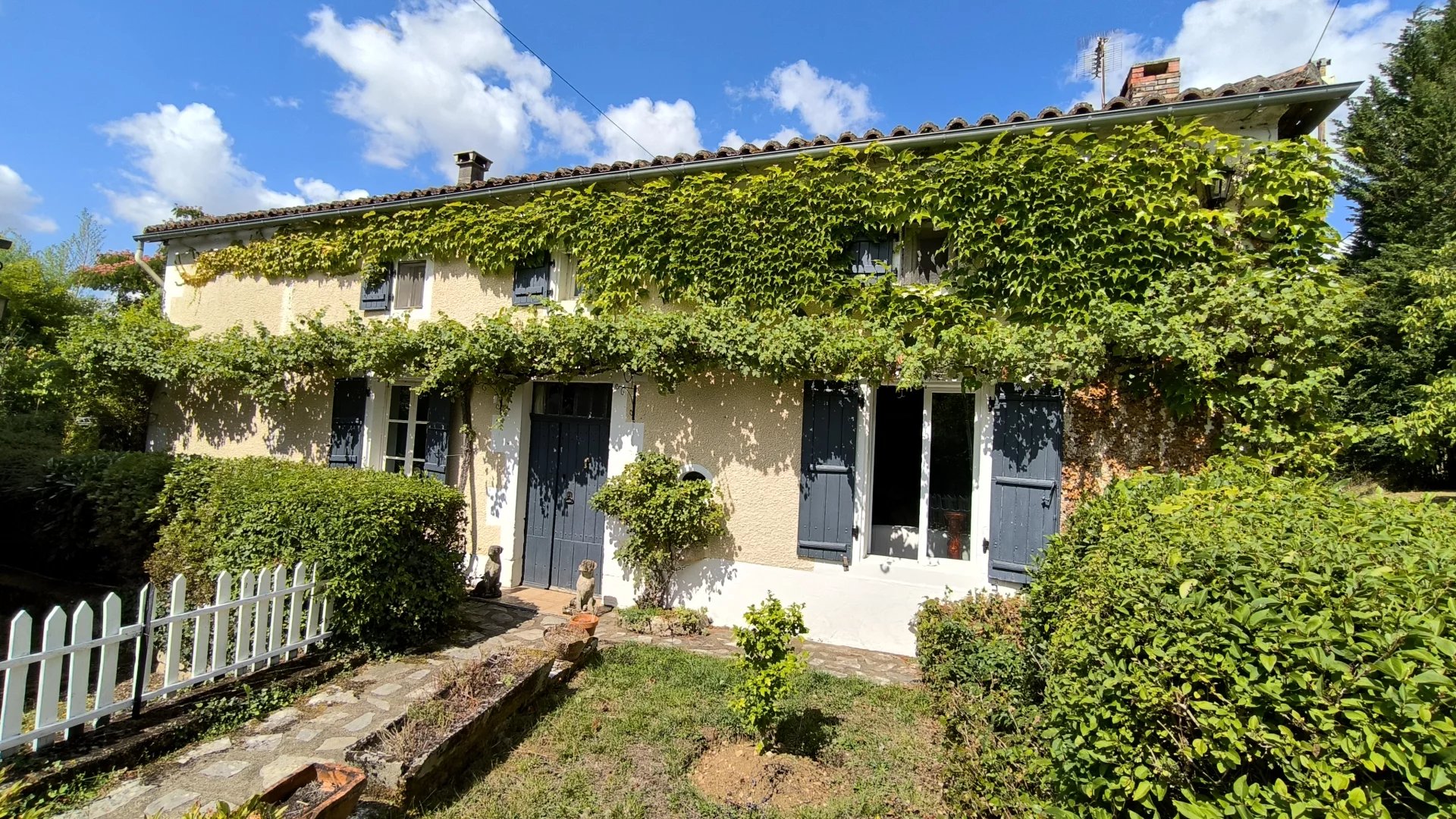 Charming 3-Bedroom Character Property with Over 7 Hectares – Near Champagne-Mouton