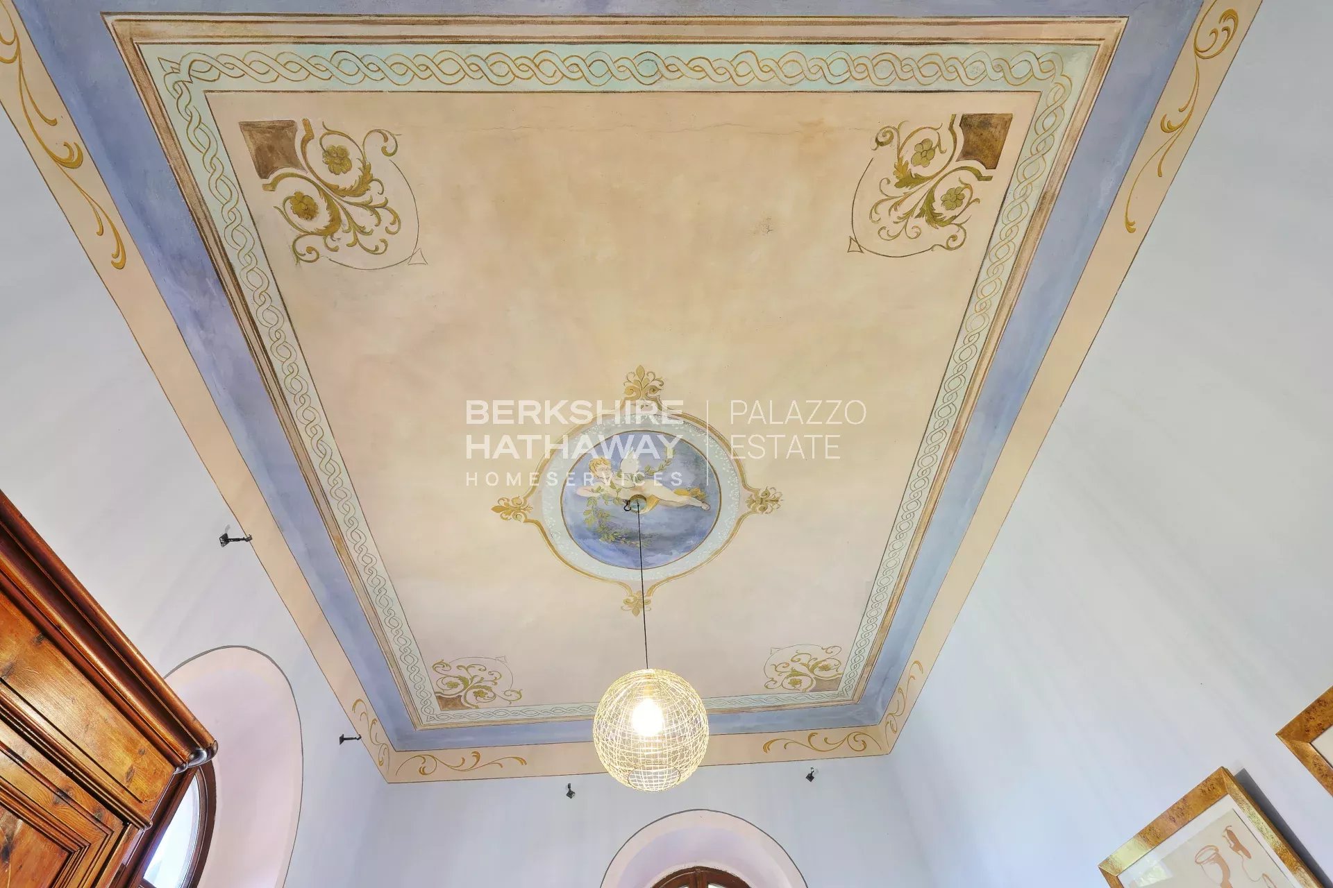 Elegante Villa d'Epoca con Vista Mare e Piscina a Riparbella