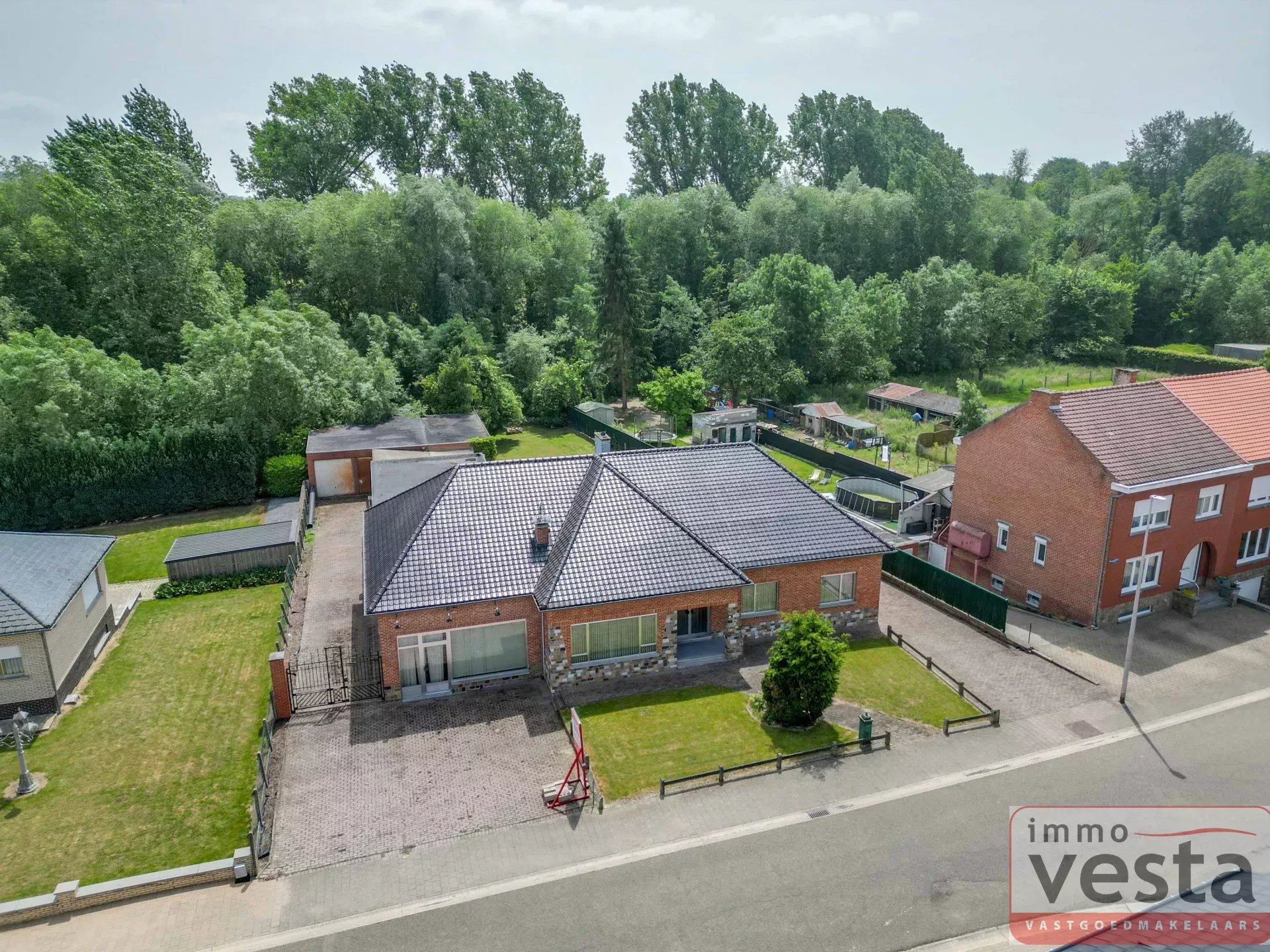 Ruime, op te knappen villa met handelsruimte