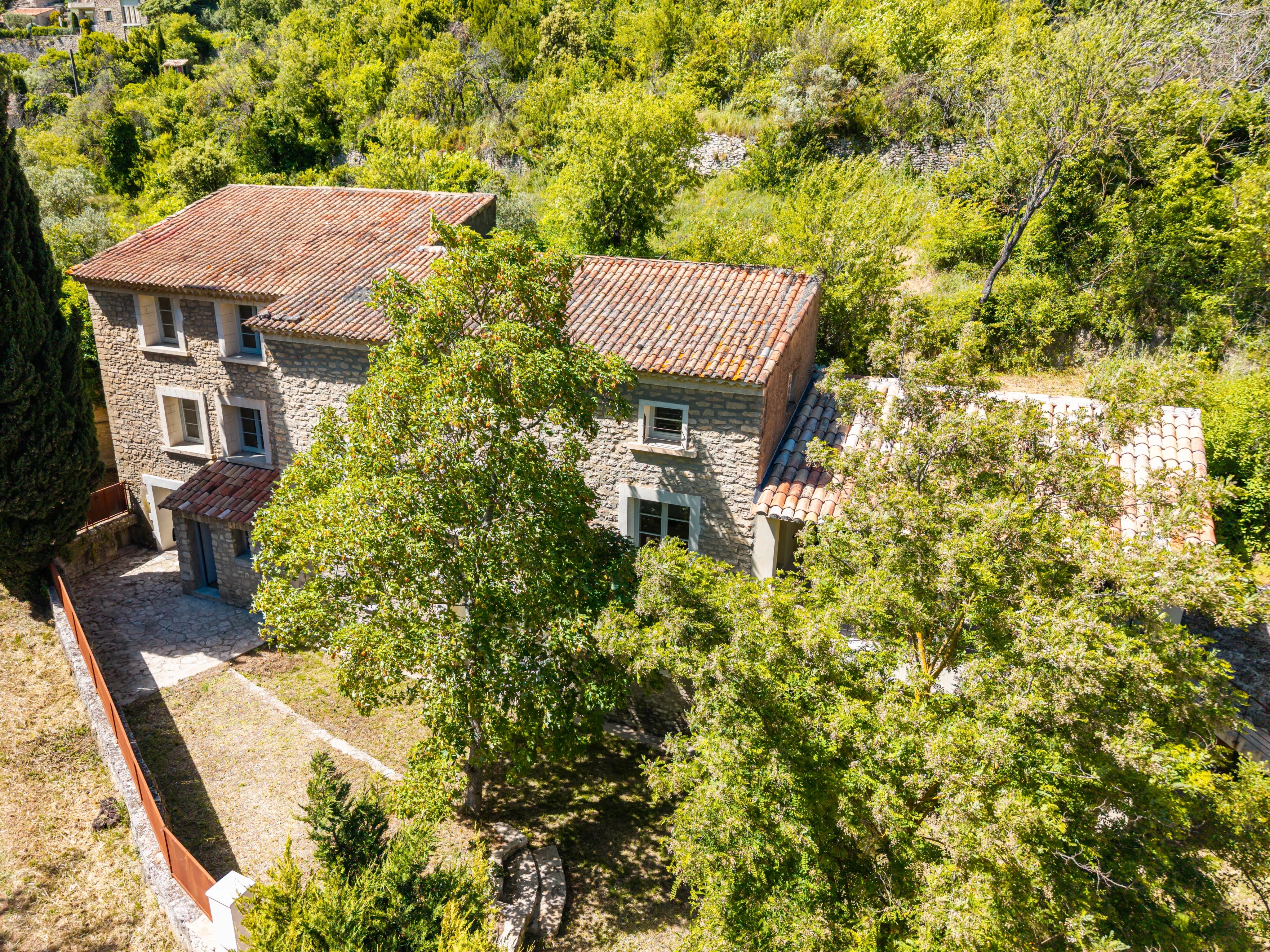 Stunning stone property with pool for sale in Bonnieux, in the heart of the Luberon