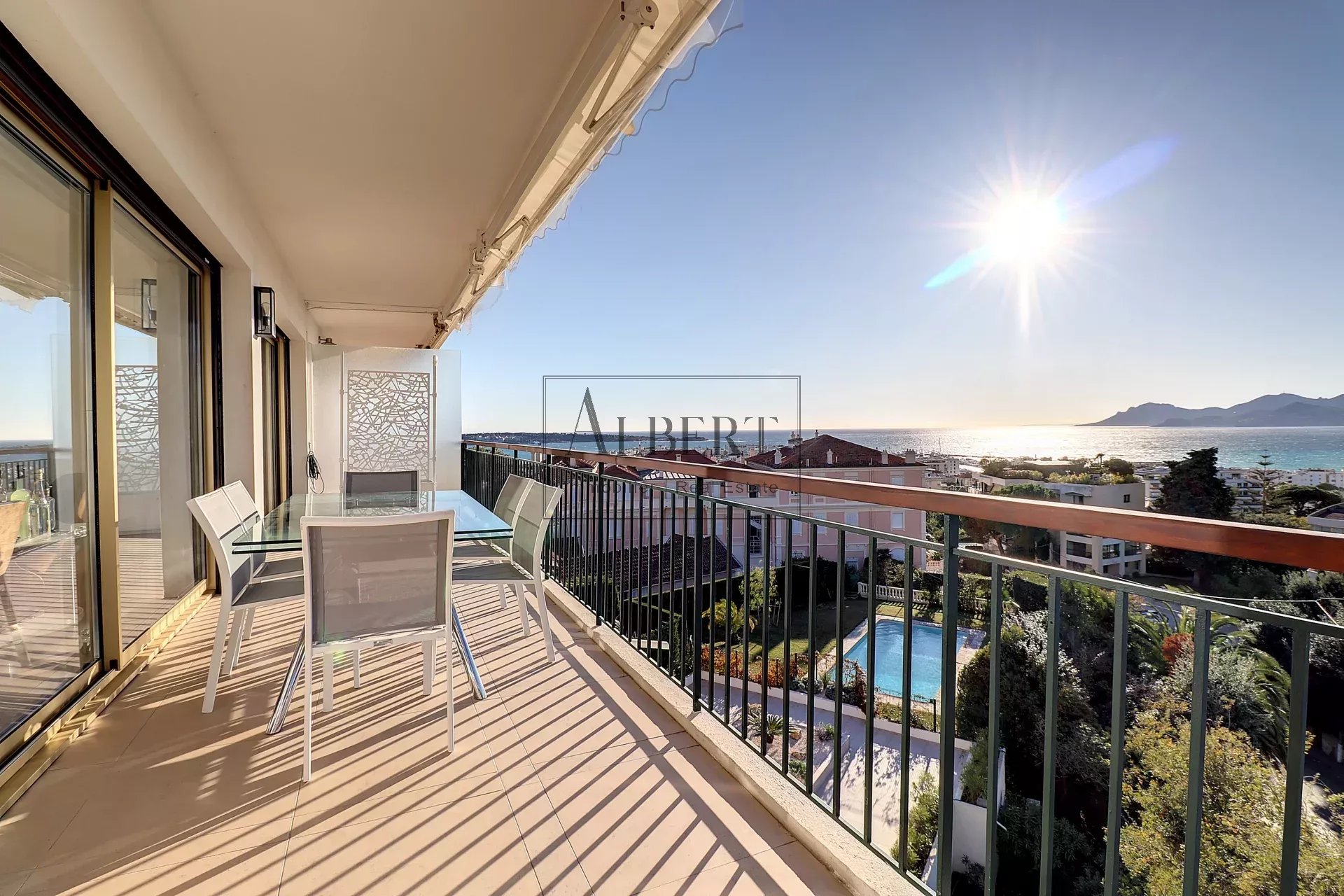 CANNES CALIFORNIE 5P DERNIER ETAGE VUE MER FEERIQUE