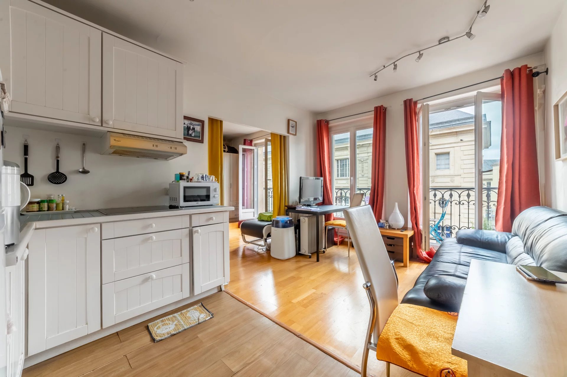 Etage élévé, ascenseur, balcon