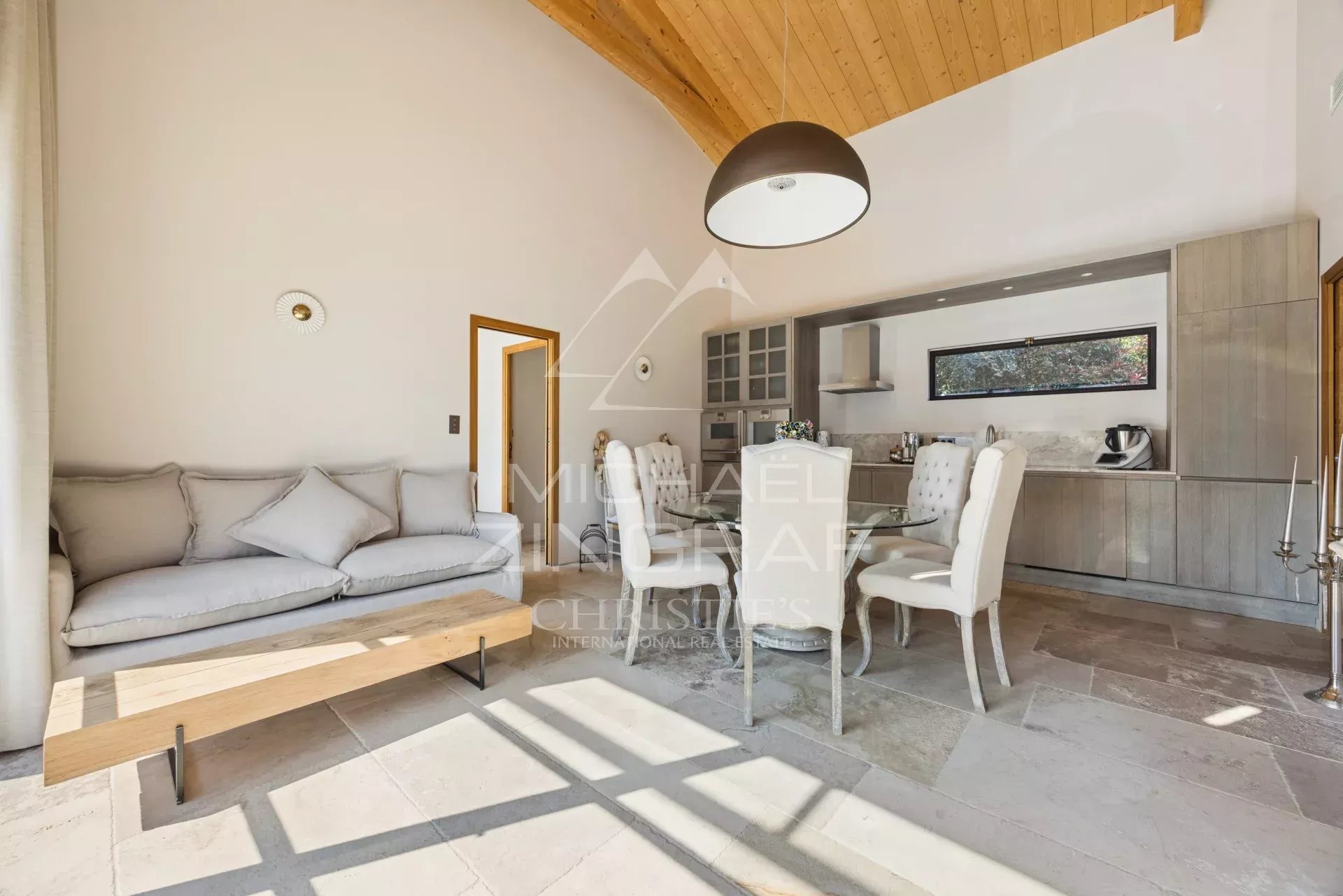 6 Bedroom Villa/Townhouse's Image 12
