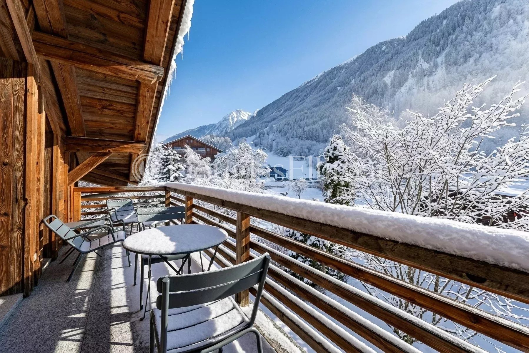 CHAMONIX – A recently built 4-bedroom chalet at the foot of Les Planards ski area - Picture n°2