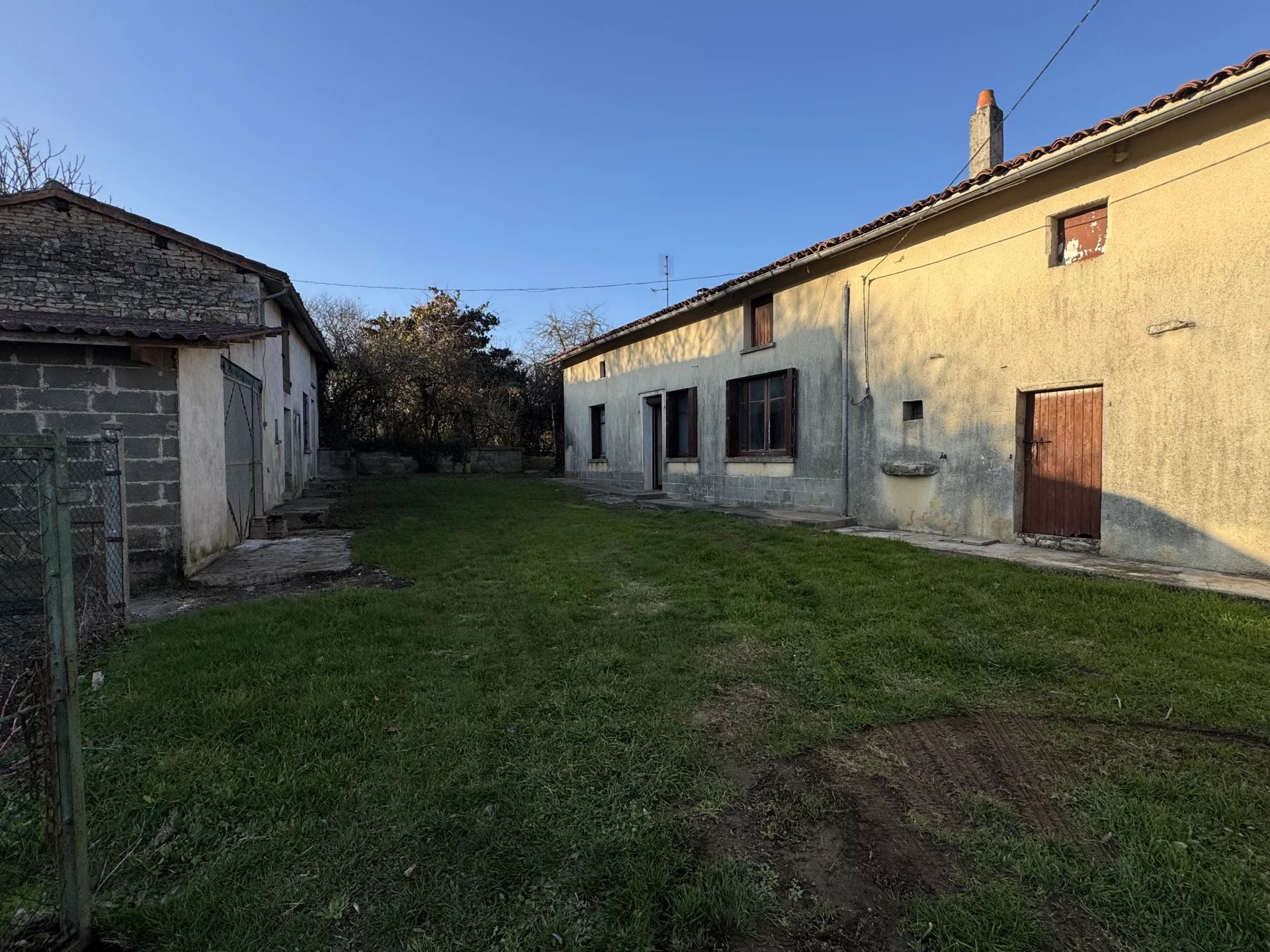 Maison de plain-pied à rénover avec dépendances, proche du beau village de Verteuil