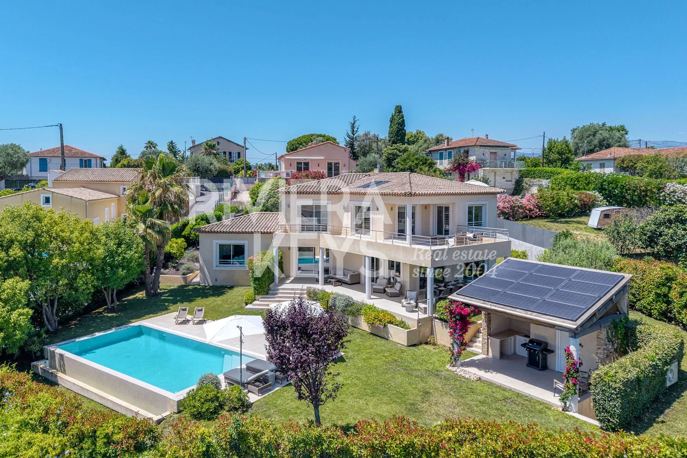 LA COLLE-SUR-LOUP : Villa récente avec piscine, proche du vieux village