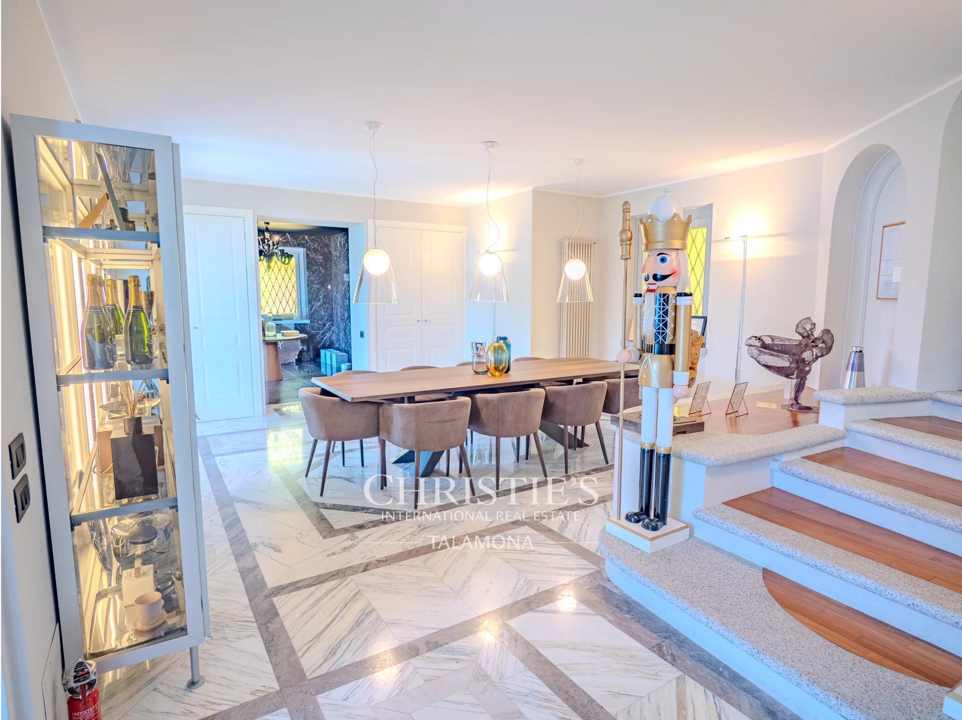 6 Bedroom Villa/Townhouse's Image 9