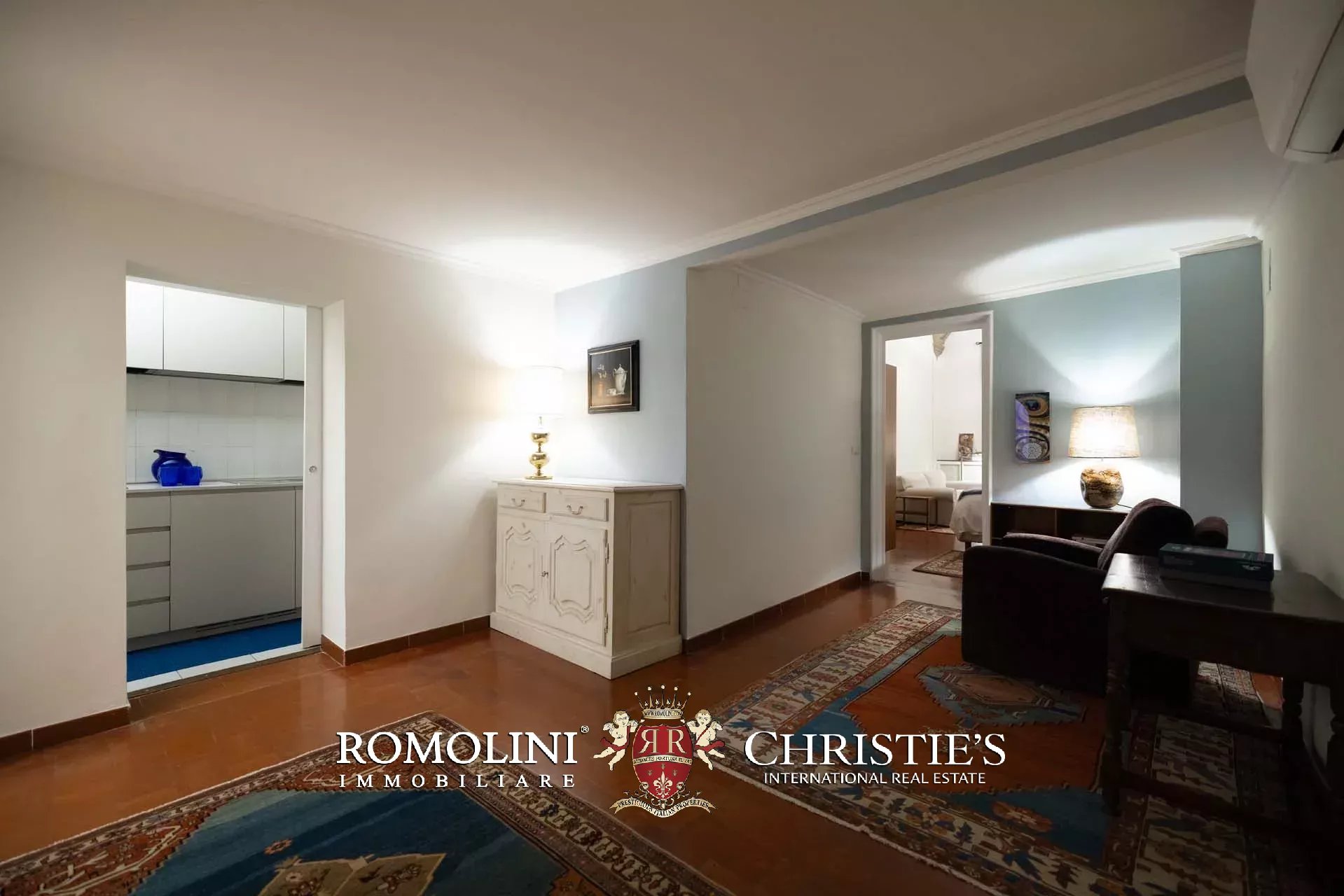 PRACHTVOLLER RESTAURIERTER PALAZZO MIT BLICK AUF DAS HISTORISCHE ZENTRUM VON FLORENZ ZU VERKAUFEN