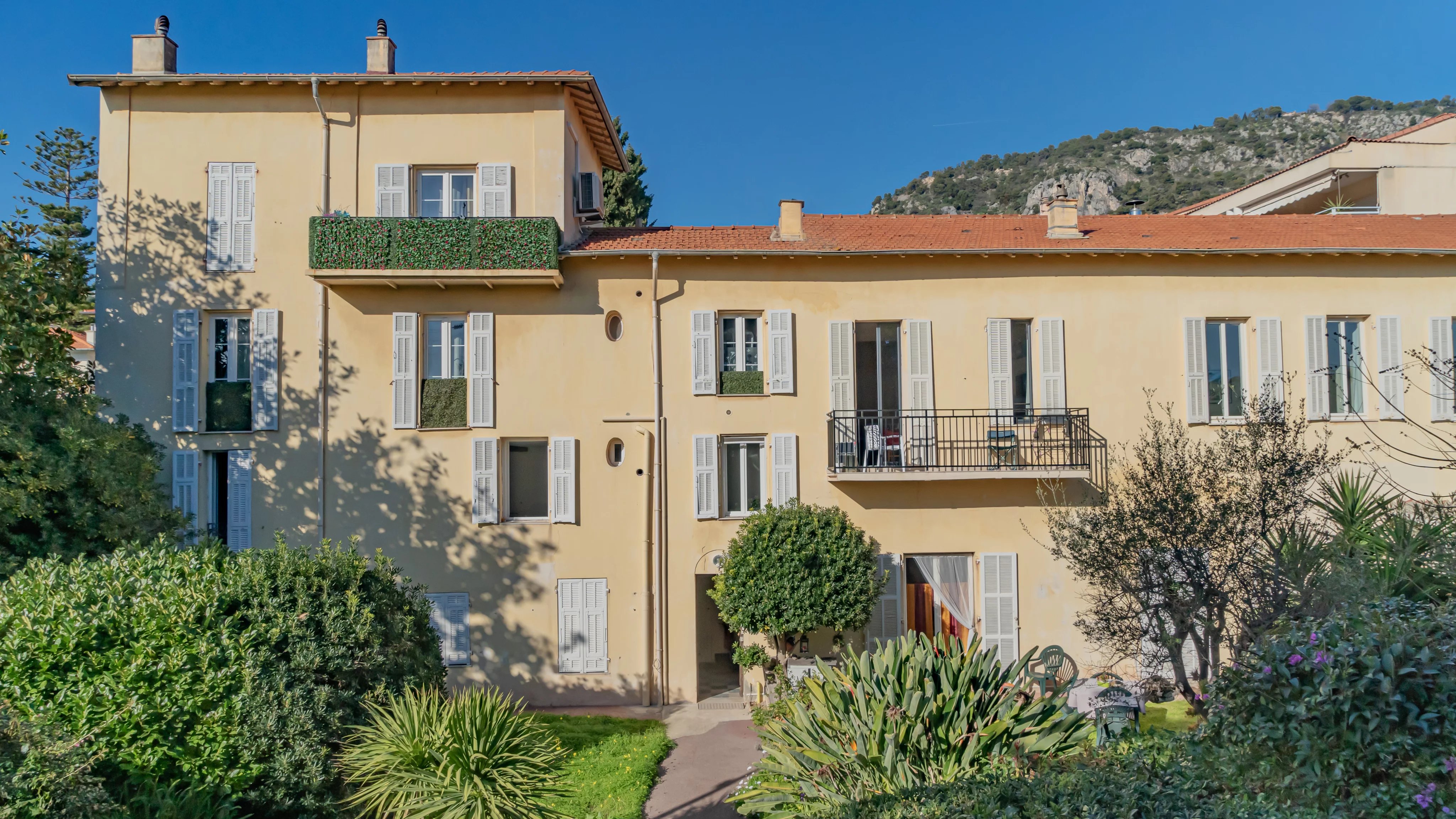 BEAULIEU-SUR-MER — VILLA + 4 APARTMENTS IN THE HEART OF THE TOWN CENTRE