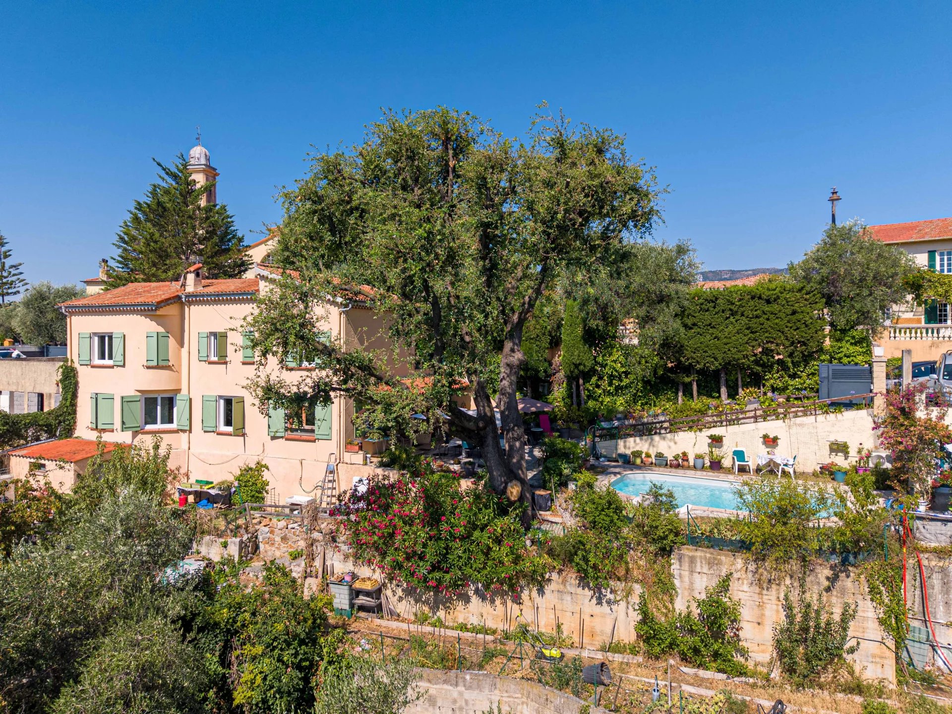 NICE BELLET/ Maison familiale de 200 m²/ piscine/stationnements–