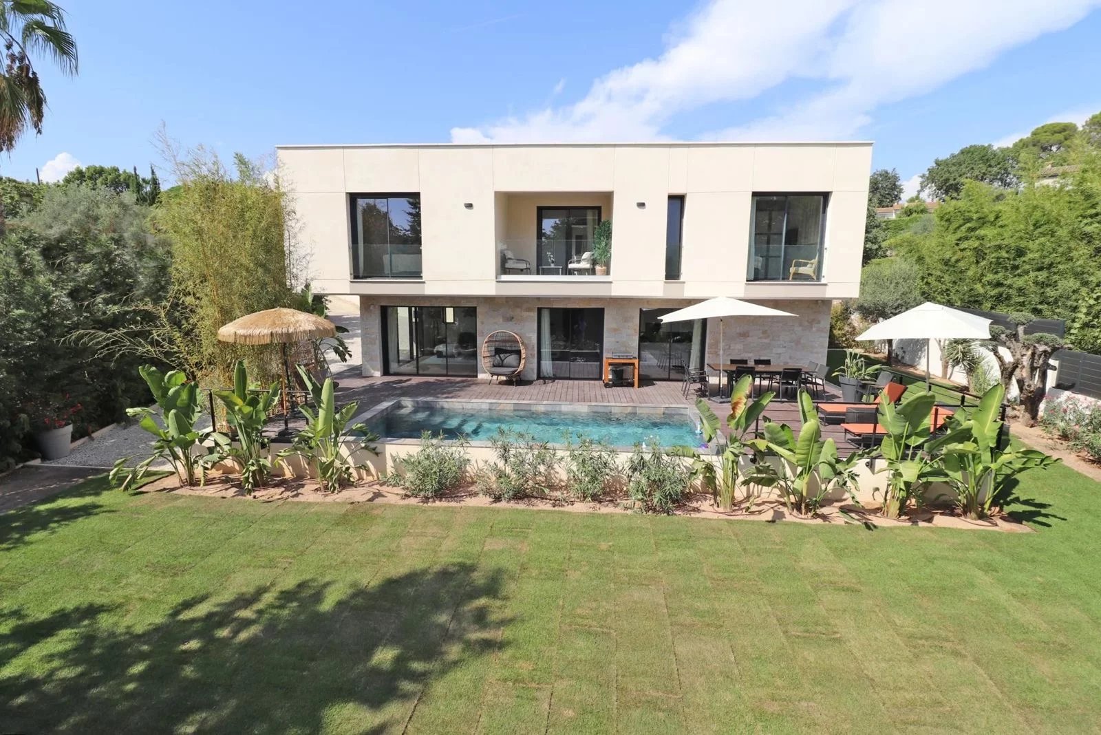 MOUGINS - Villa contemporaine au calme