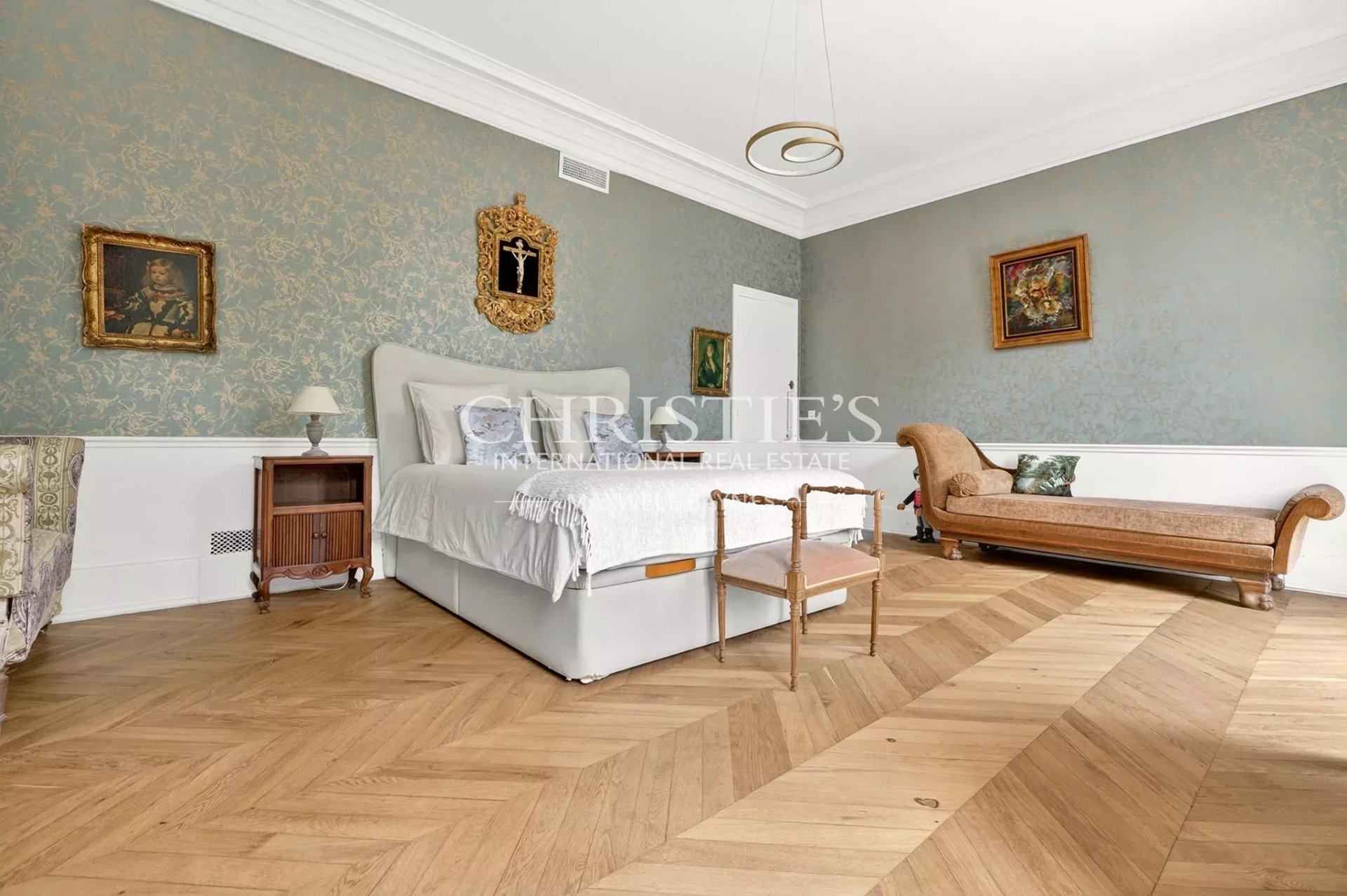 9 Bedroom Chateau's Image 43
