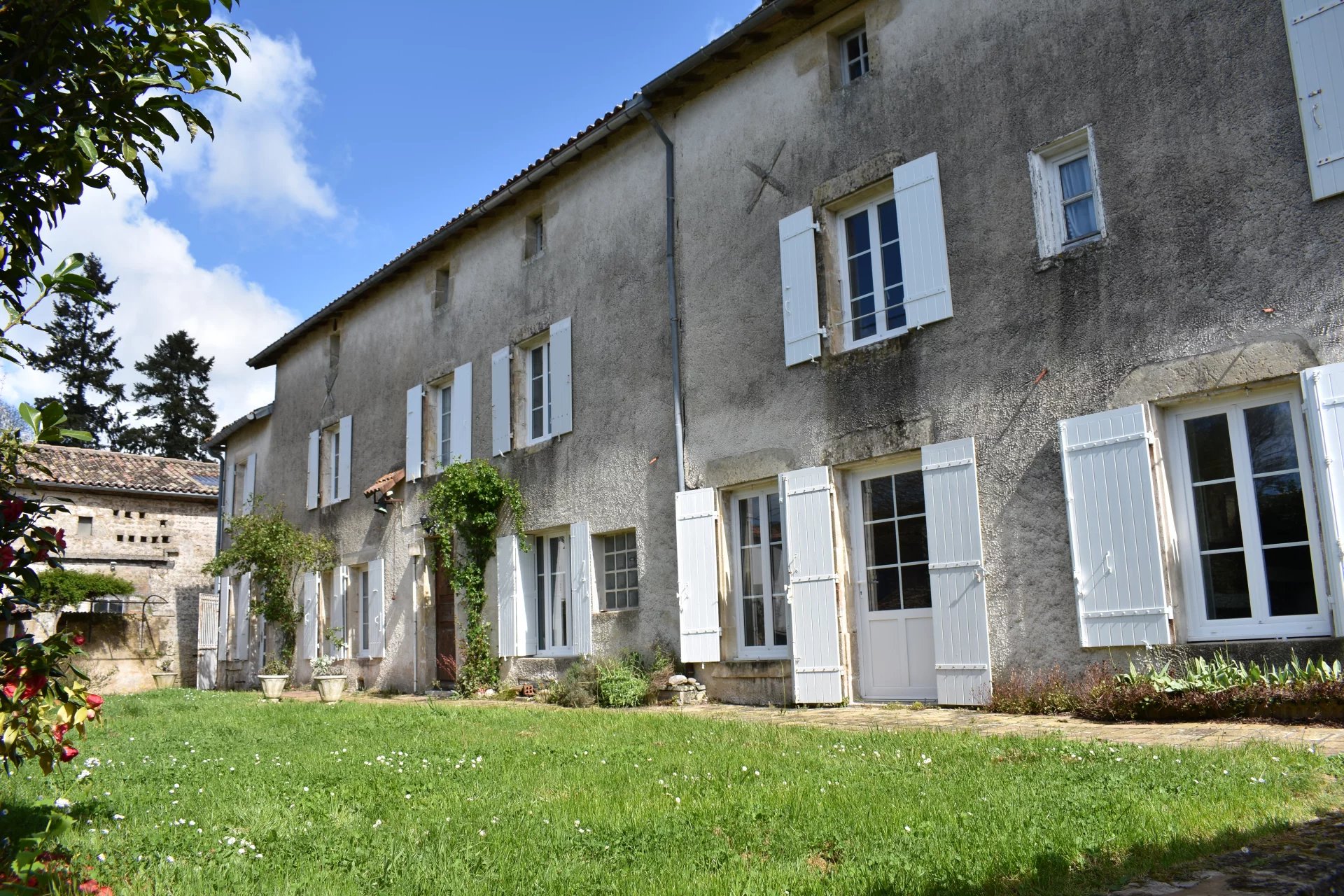 Belle et grande maison familiale à rafraîchir