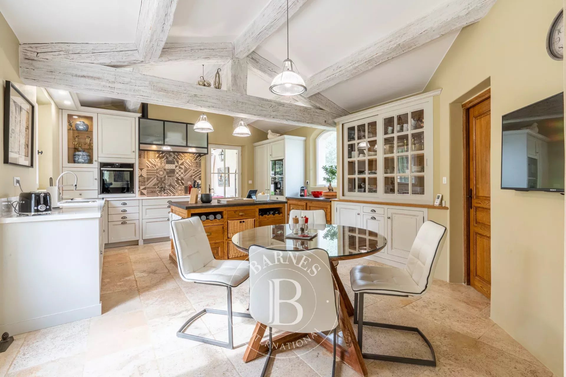 Close to Aix-en-Provence – Exceptional Bastide with Pool and 5 Bedrooms - picture 11