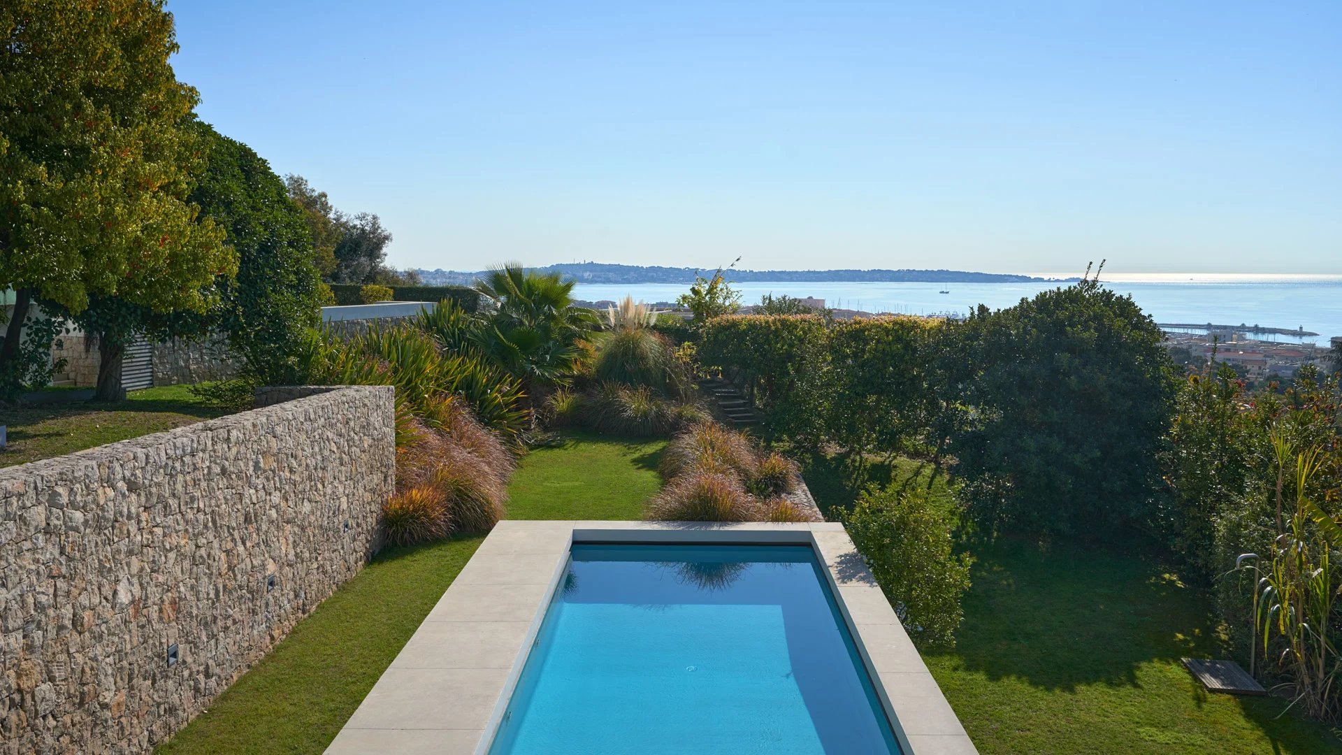 ATTRACTIVE AND MODERN VILLA