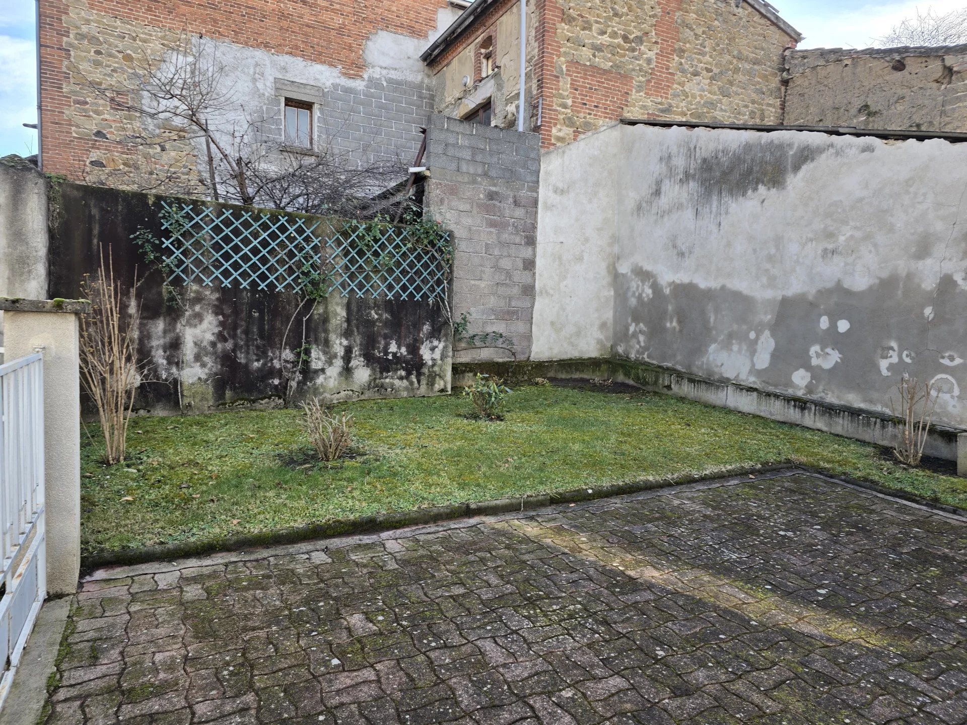BELLE MAISON DE BOURG AVEC EXTERIEUR ET GARAGE