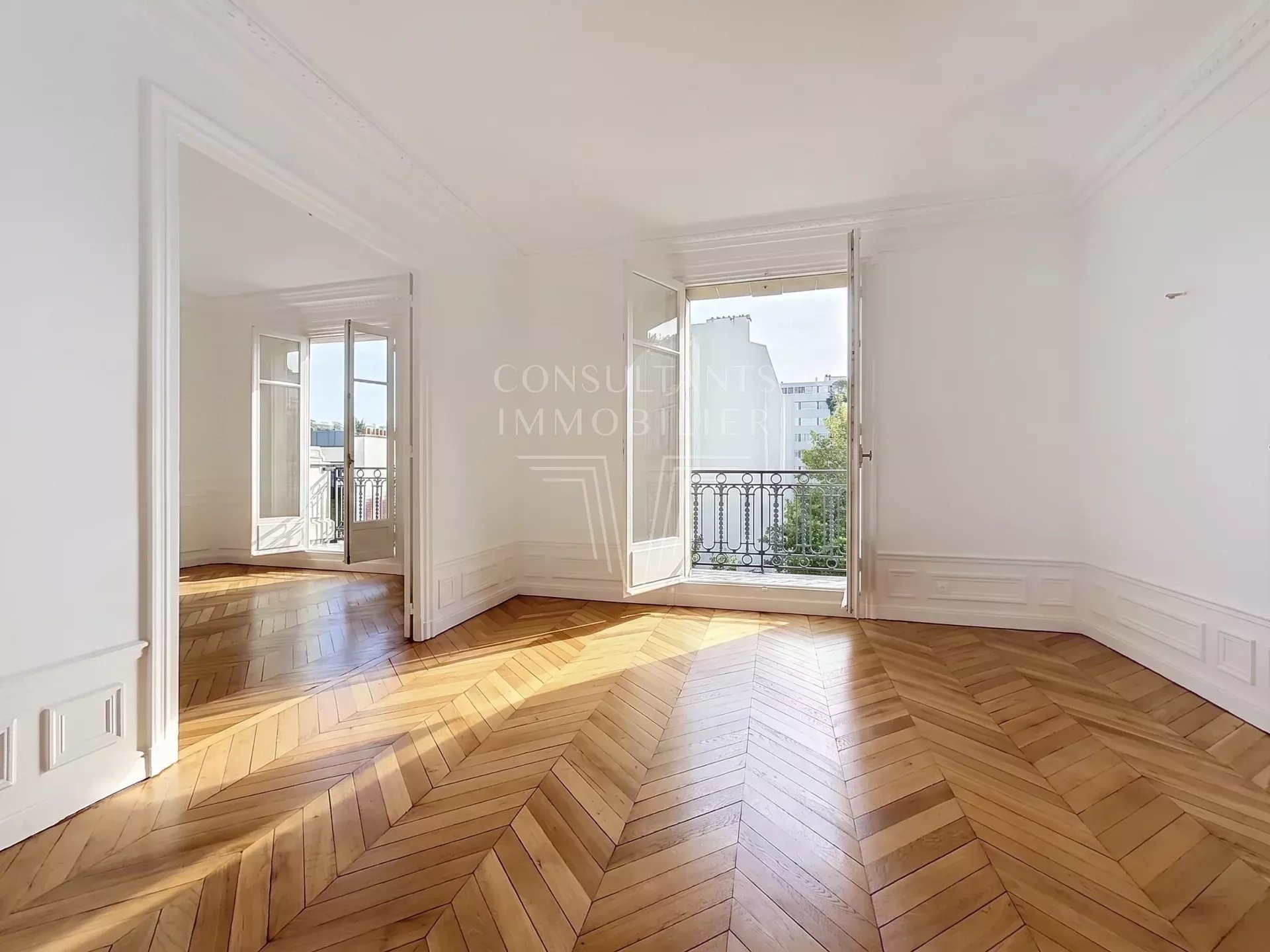 VOIE PRIVÉE - ETAGE ÉLEVÉ - BALCONS - 2 CHAMBRES -