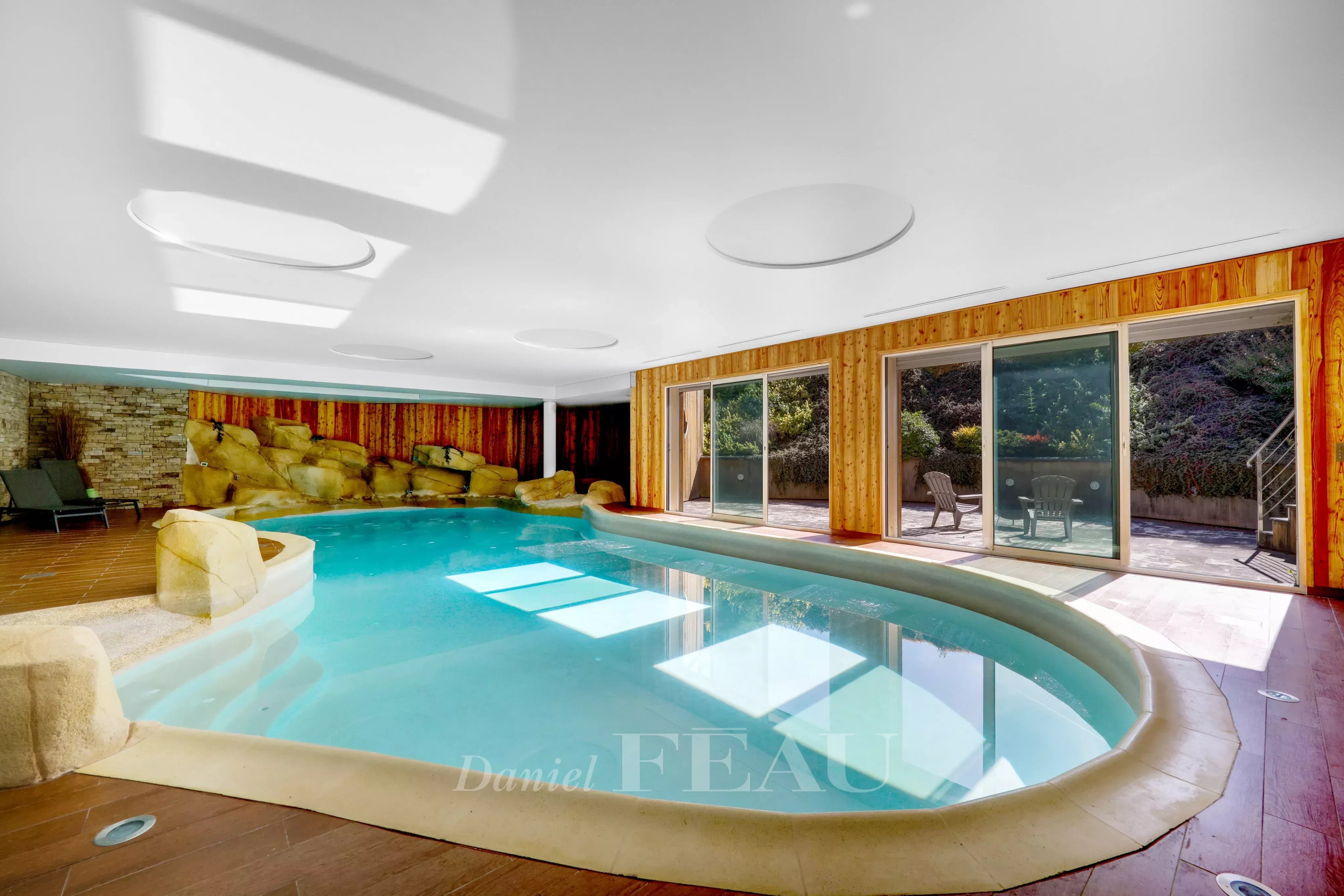 La piscine ( chauffée) est prolongée par un solarium