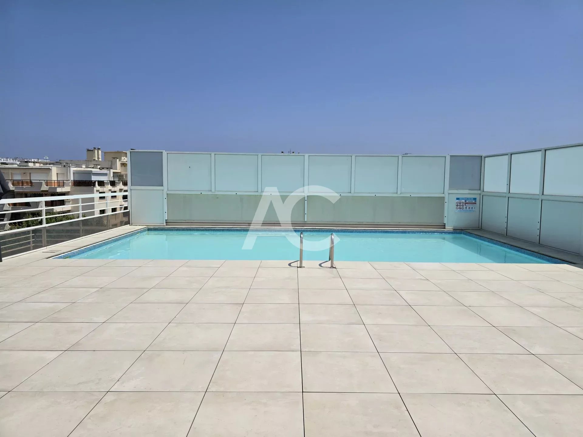 Trois pieces avec parking et piscine proche mer avec