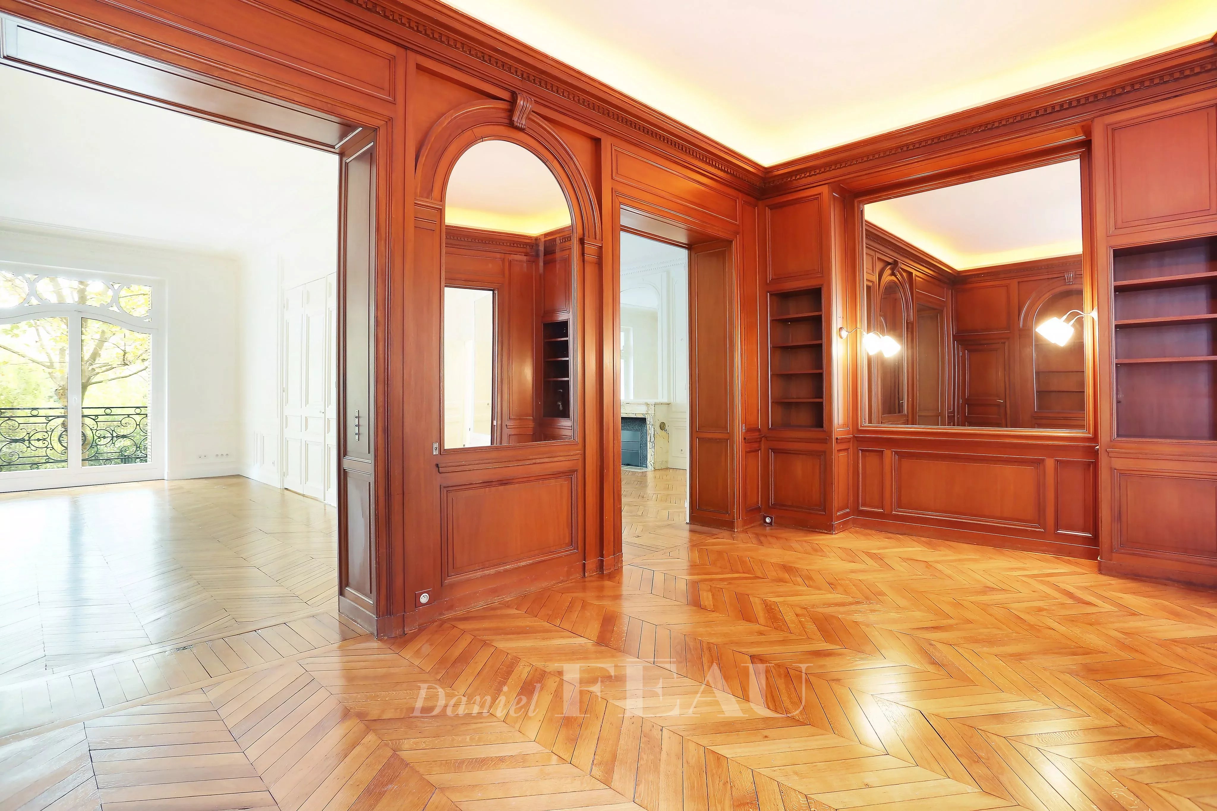 Paris XVIIe - En face du Parc Monceau.