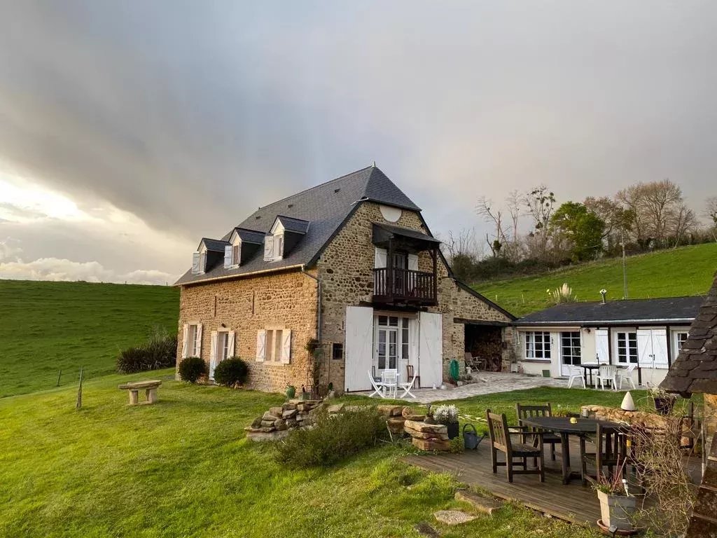 Belle maison en pierre, avec dépendances et une vue magnifique sur les Pyrénées