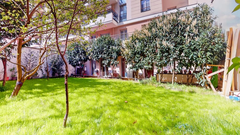 Jardin privatif arboré de 148 m² d’un appartement en rez-de-jardin à Montrouge