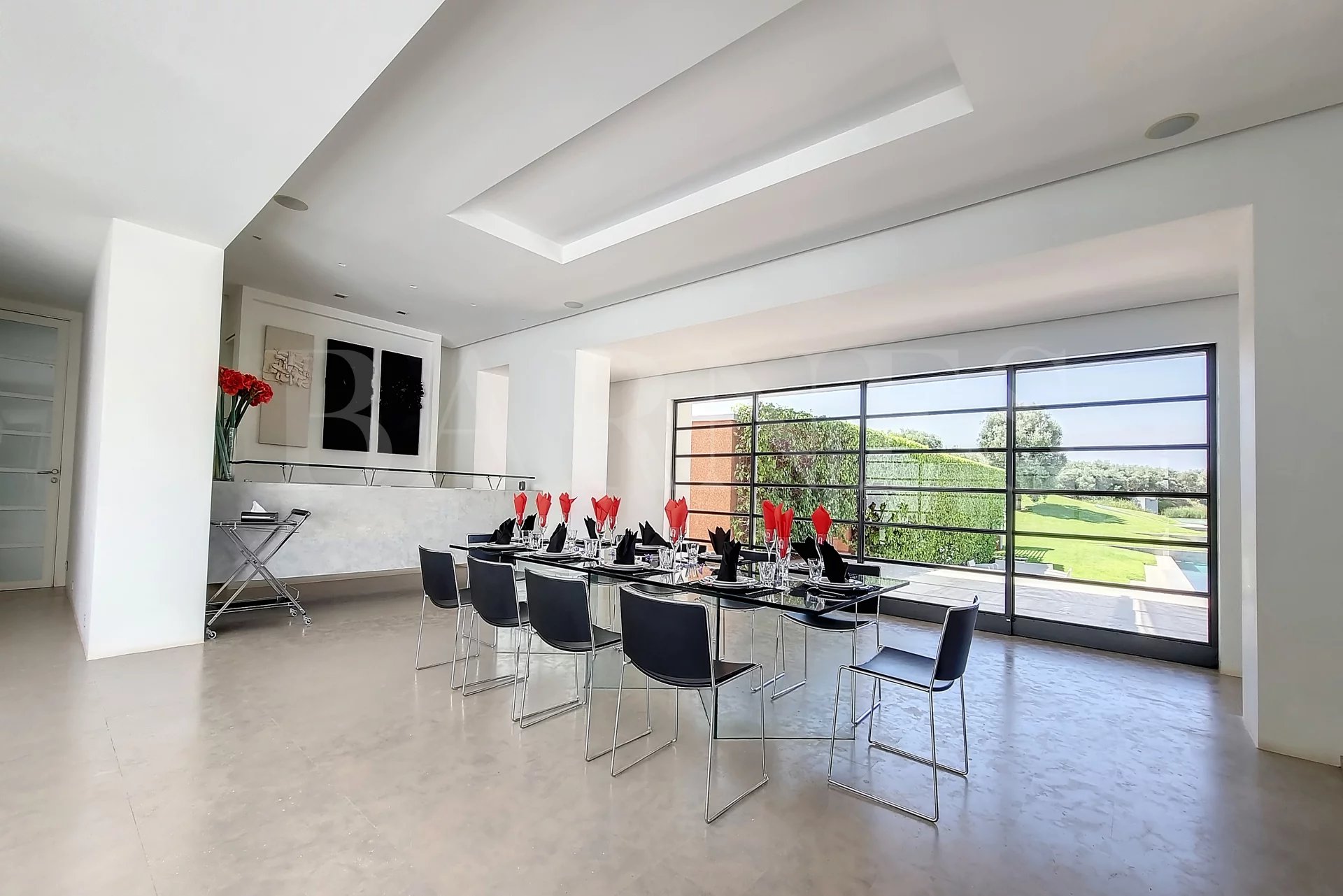 Magnificent contemporary villa on a 4-hectare landscaped park.