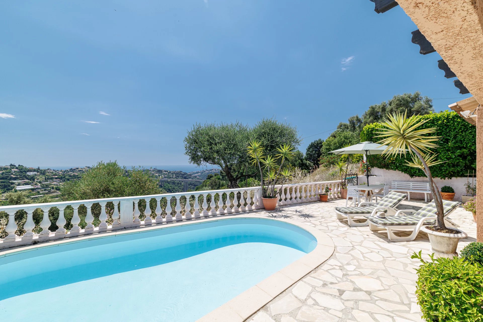 VILLA 4 PIÈCES DE PLAIN-PIED AVEC PISCINE ET VUE MER – SAINT-ROMAN-DE-BELLET