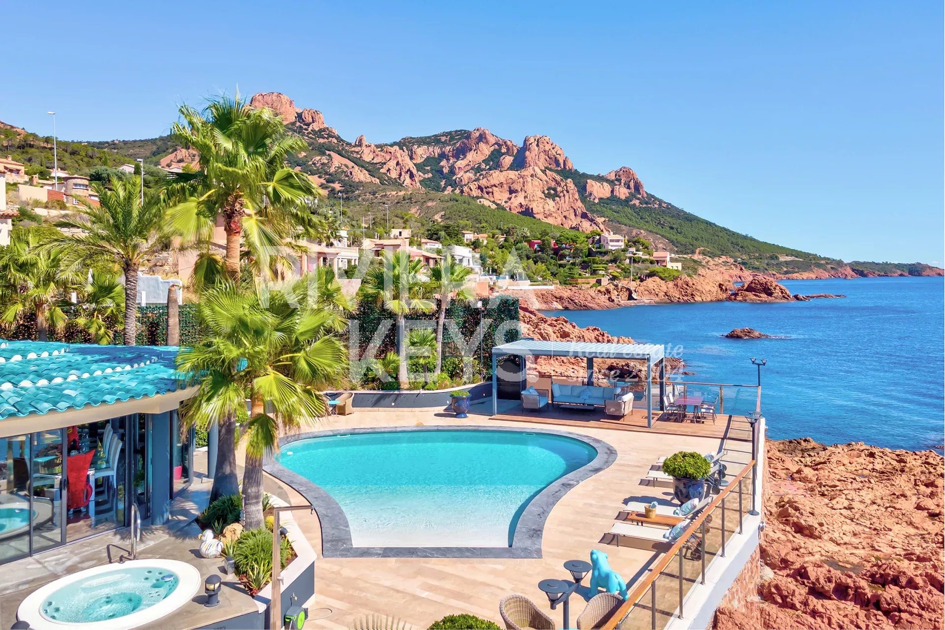 AGAY: Villa med eksepsjonell beliggenhet på privat halvøy med havutsikt