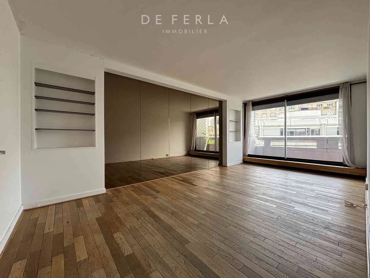 Appartement en étage élevé avec balcon - Paris XVème
