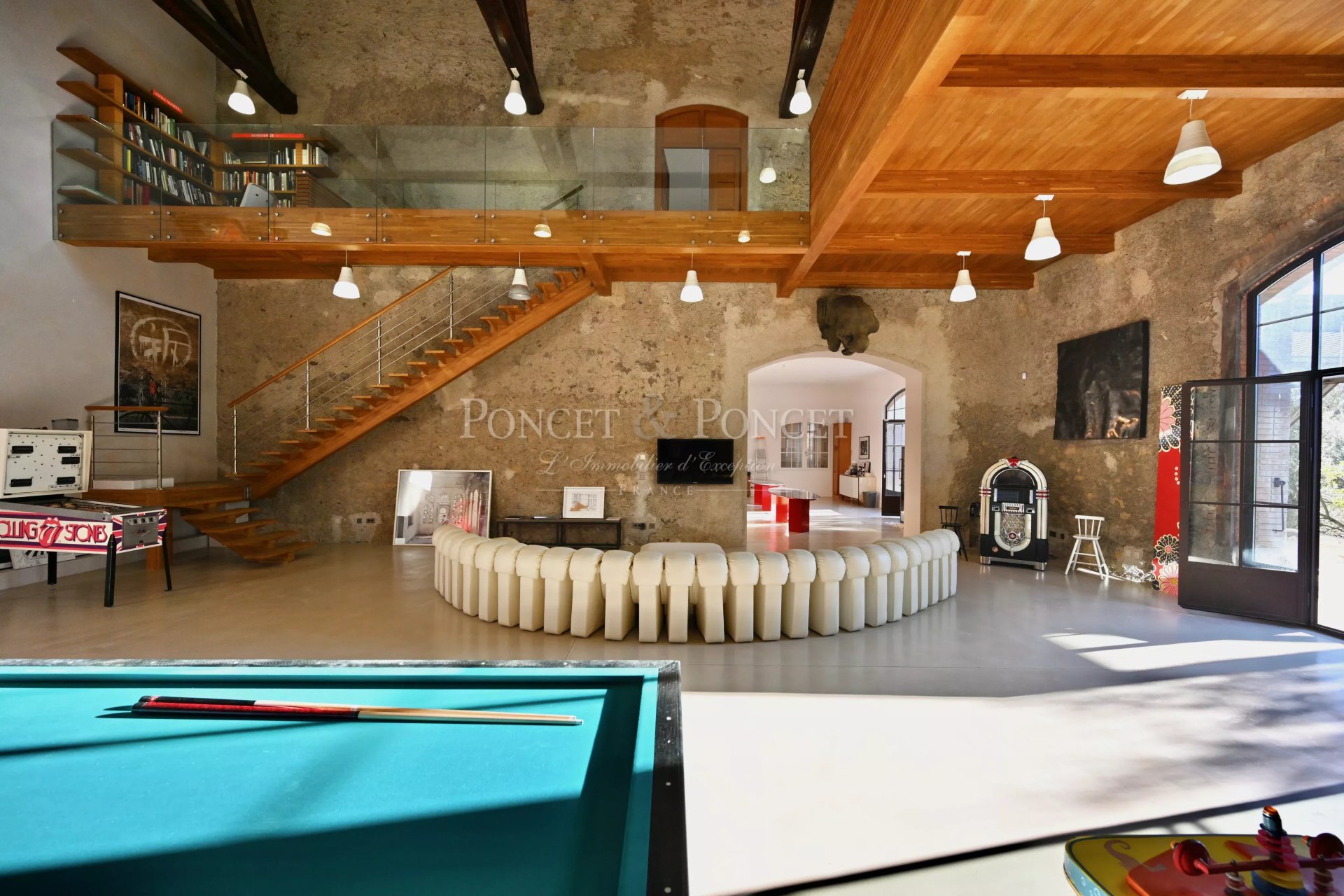 6 Bedroom Villa/Townhouse's Image 3