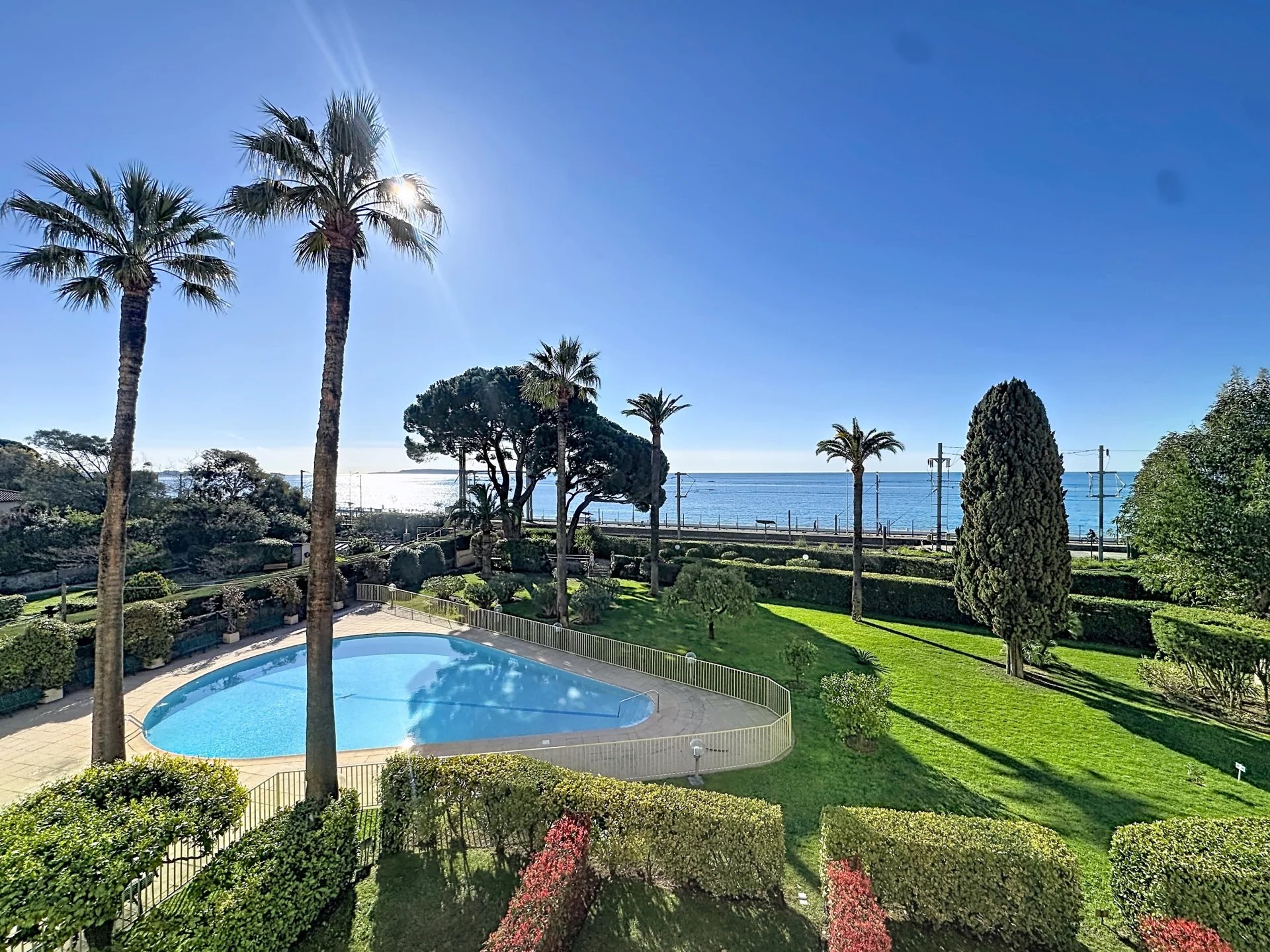 EXCLUSIVITÉ – CANNES PLAGES DU MIDI – 3 PIÈCES AVEC TERRASSE,  FRONT DE MER
