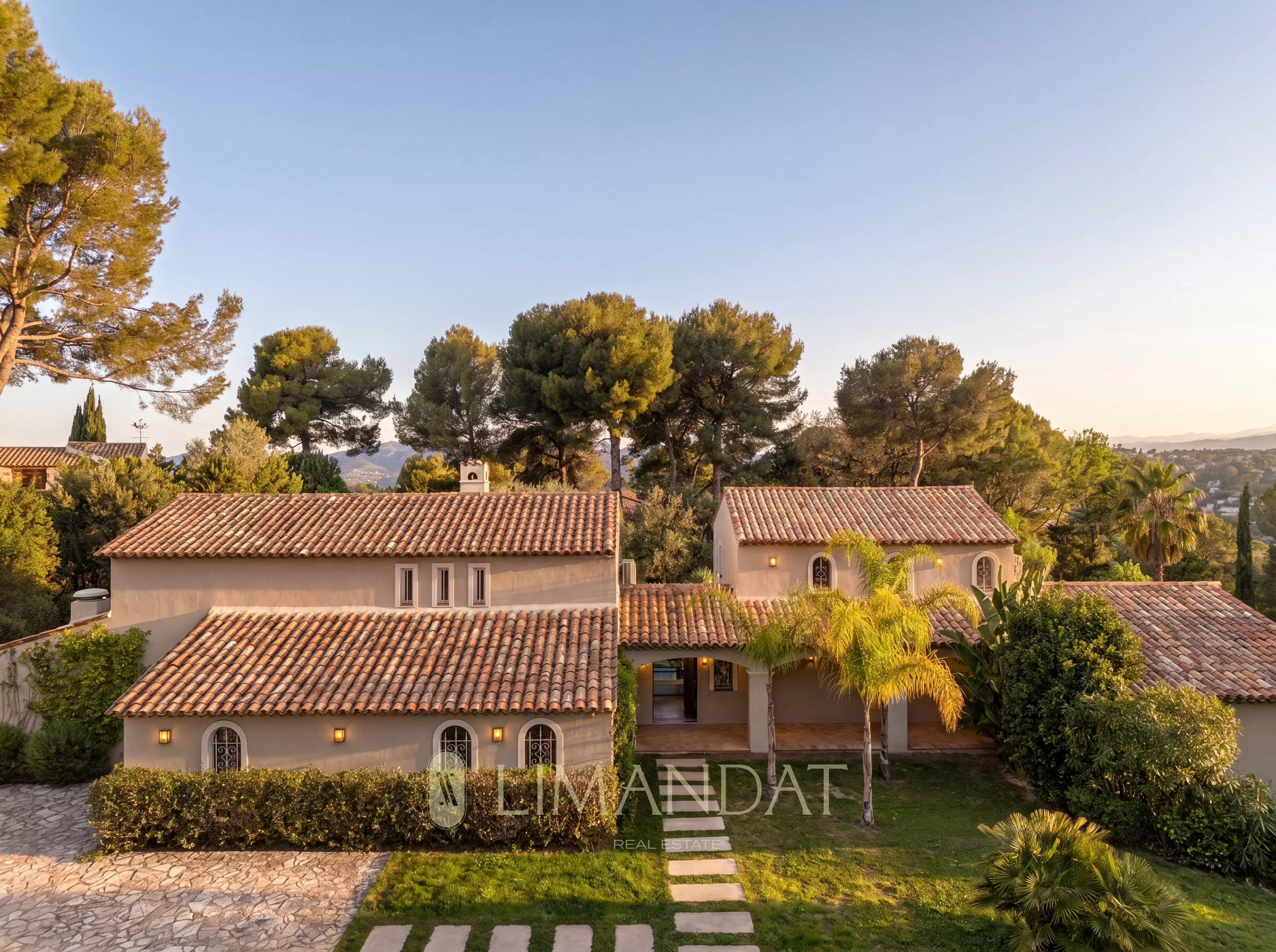 Location longue durée | Mougins – Villa néo-provençale 5 suites, piscine, parc paysager 3 500 m²